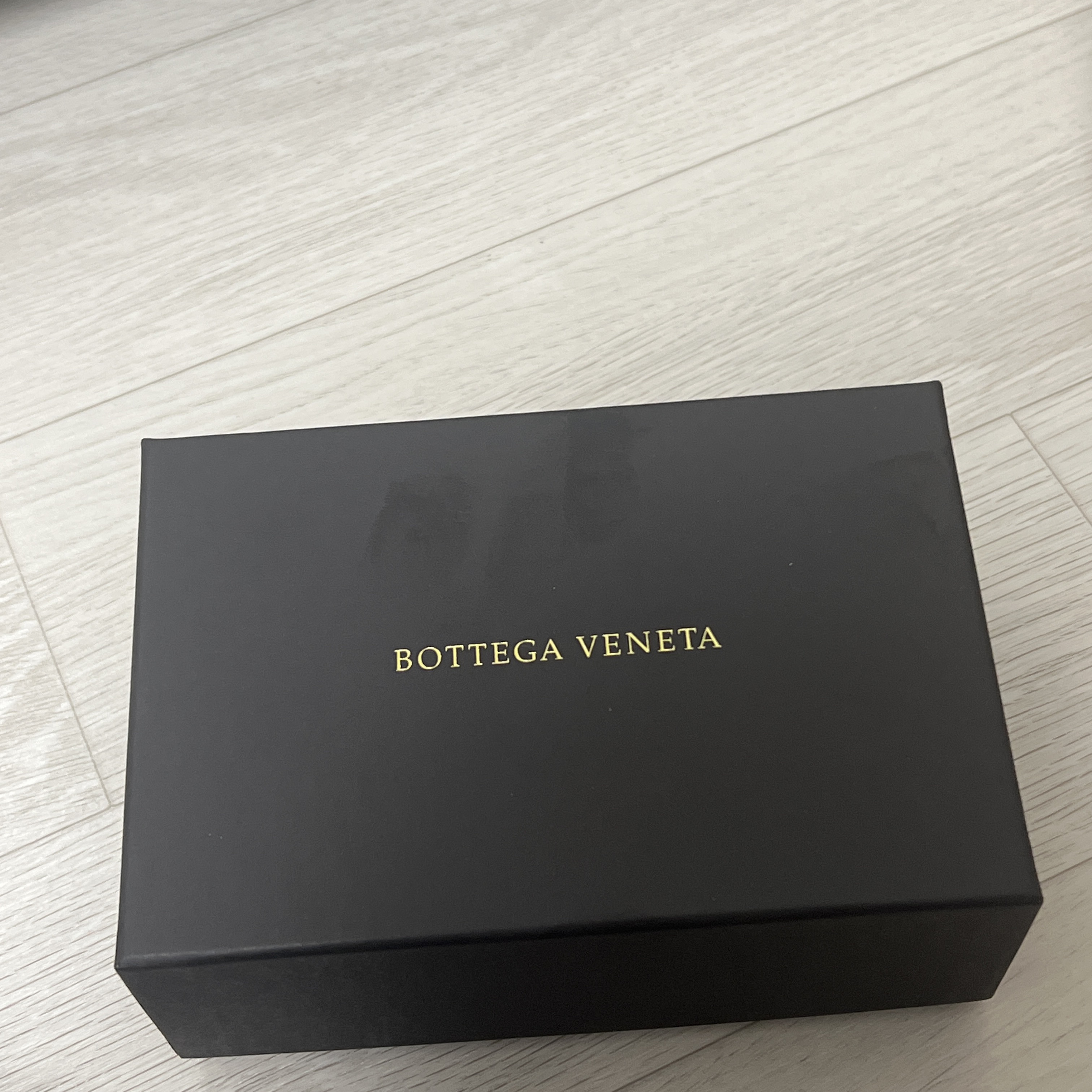 Bottega Veneta Credit Card Case Calfskin Black 착용 스타일 - 1