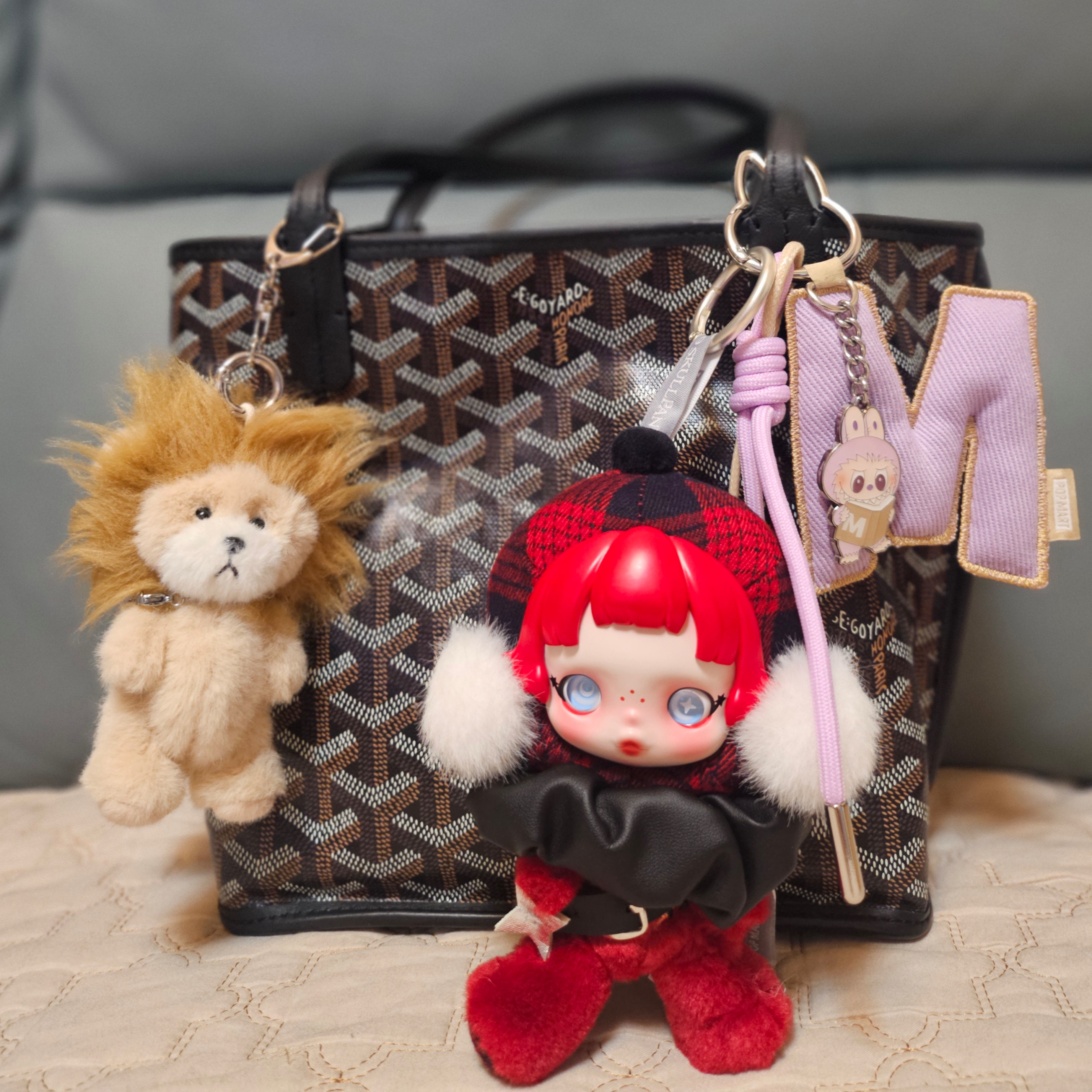 Pop Mart Labubu The Monsters Pin For Love Series - Letter Pendant (A-M) M (Opened Case), Pop Mart Skullpanda Winter Symphony Series Keyring Rock On (Opened Case) 착용 스타일