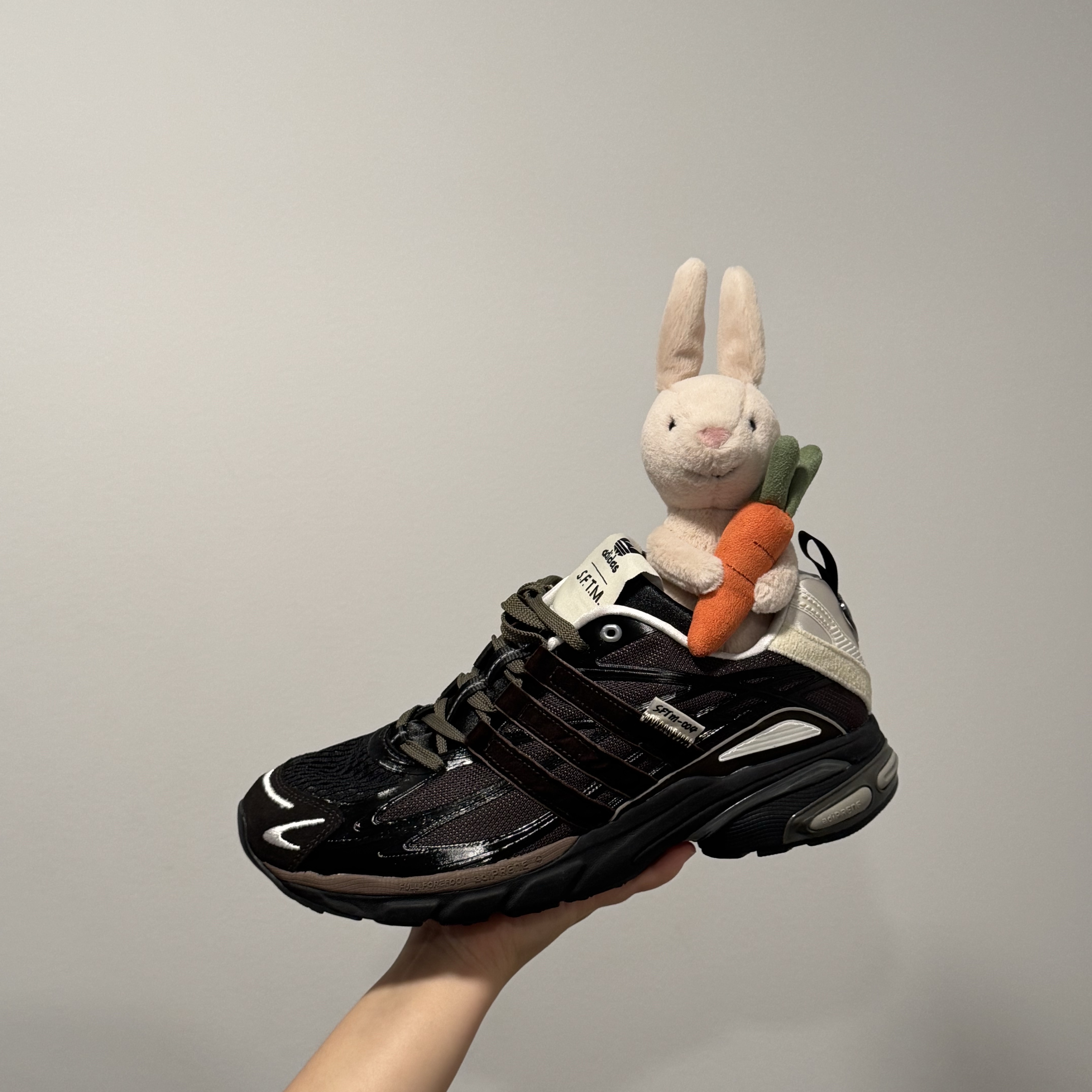 Adidas x Song for the Mute Adistar Cushion Core Black Dark Brown 착용 스타일