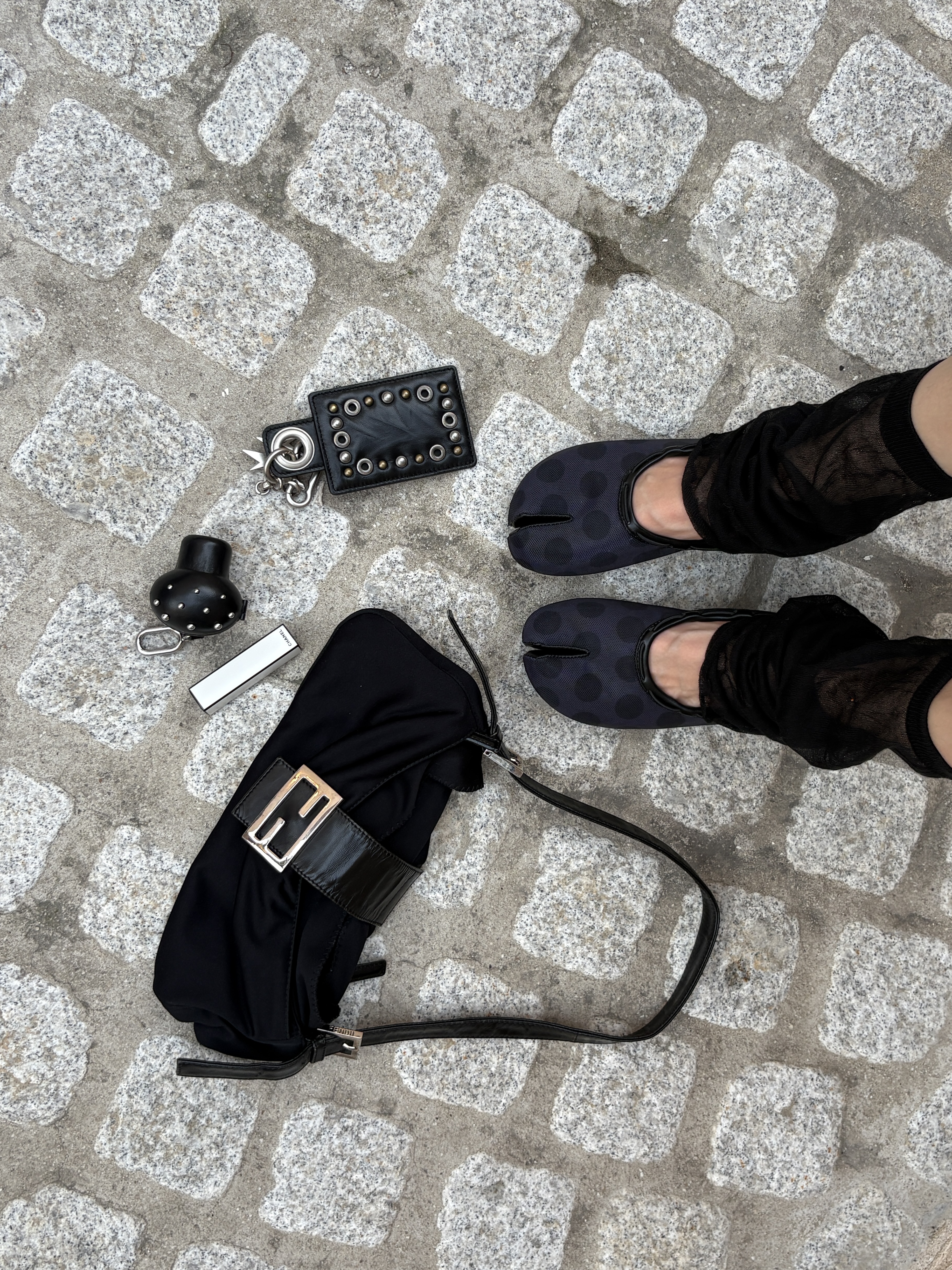 Odlyworkshop Slim Fit Sleevless Hoodie Ash, Vacant Archive Conny Wallet Keyring Black 착용 스타일 - 2