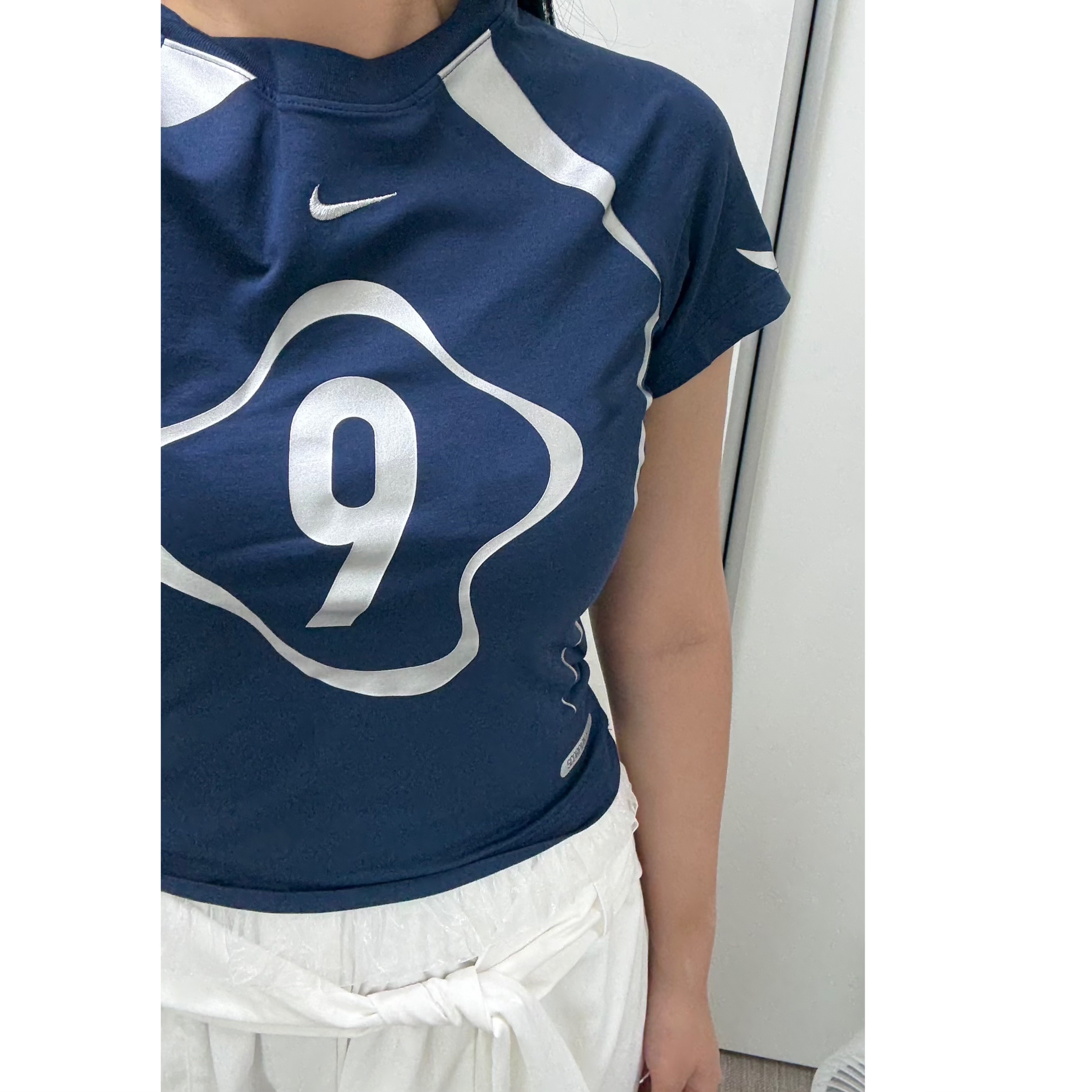 (W) Nike NSW Chill Knit Graphic T-Shirt Midnight Navy 착용 스타일 - 2