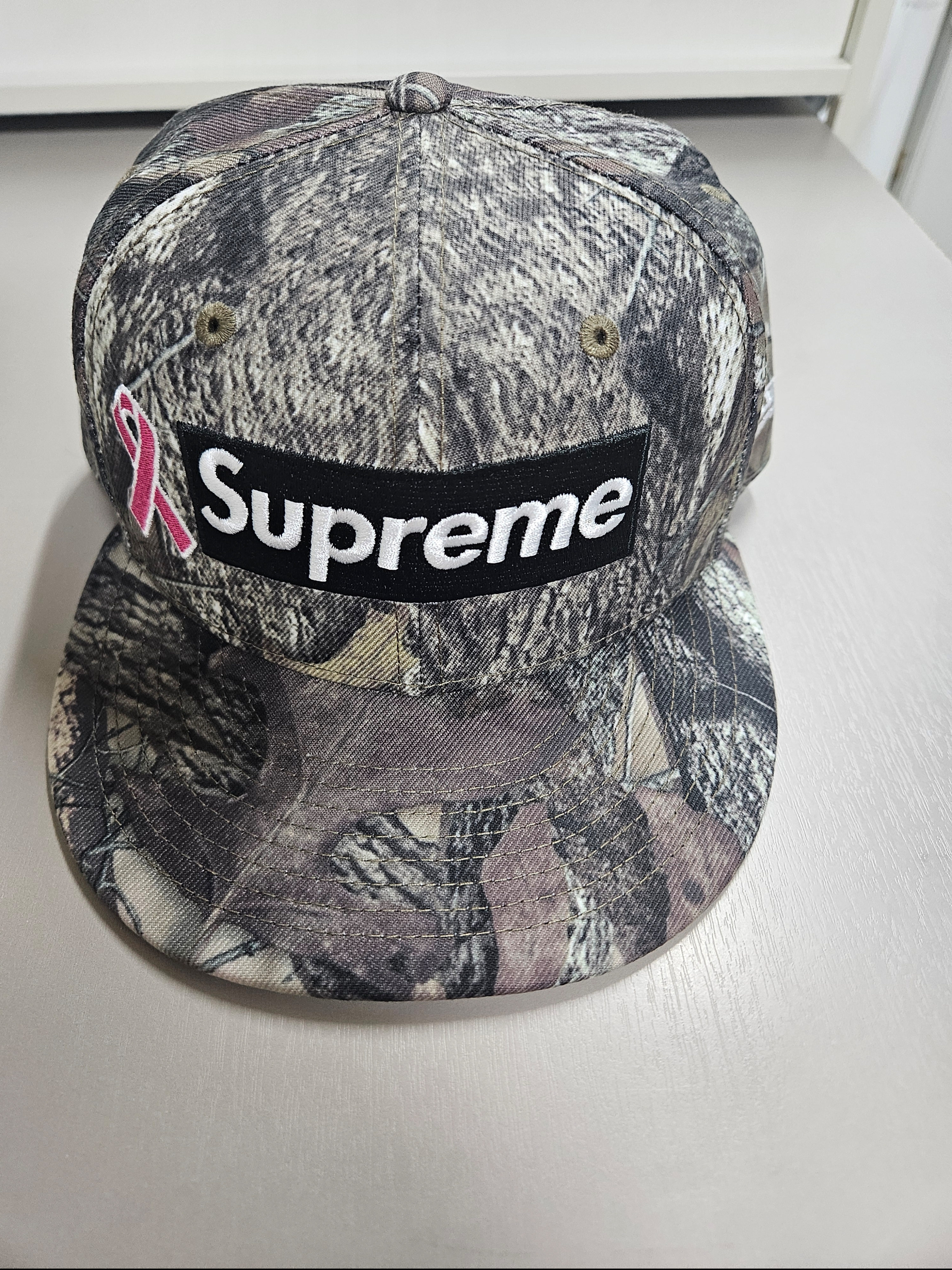 Supreme Breast Cancer Awareness Box Logo New Era TrueTimber HTC Fall Camo - 25FW, Supreme Small Box T-Shirt TrueTimber HTC Fall Camo - 24FW 착용 스타일 - 8