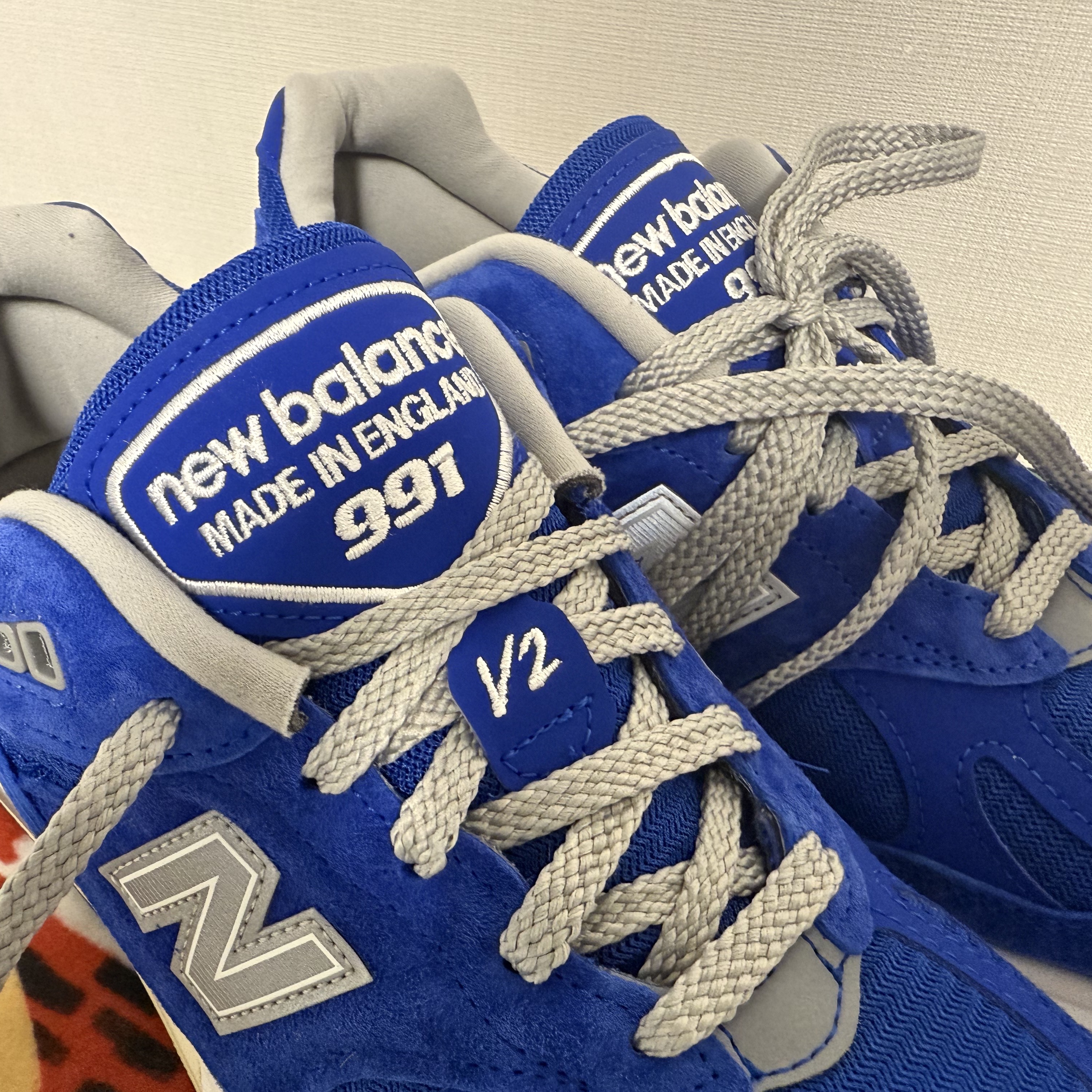 New Balance 991v2 Made in UK Dazzling Blue 착용 스타일 - 2