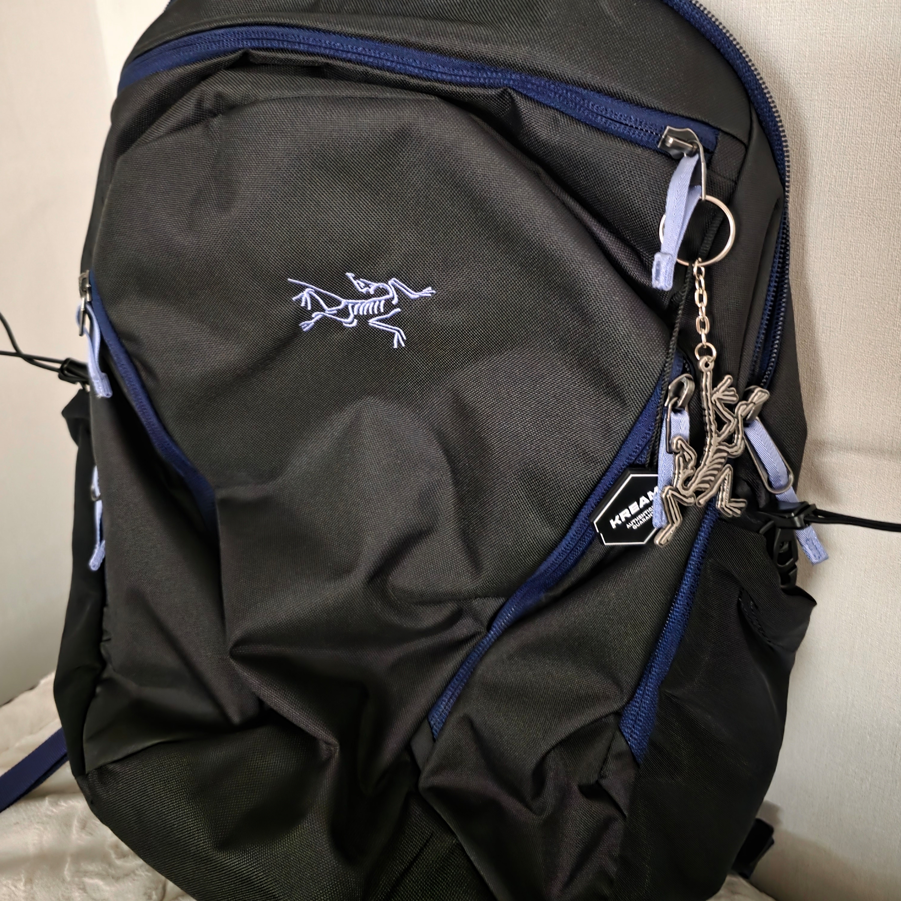 Arc'teryx Keyring Metal 착용 스타일