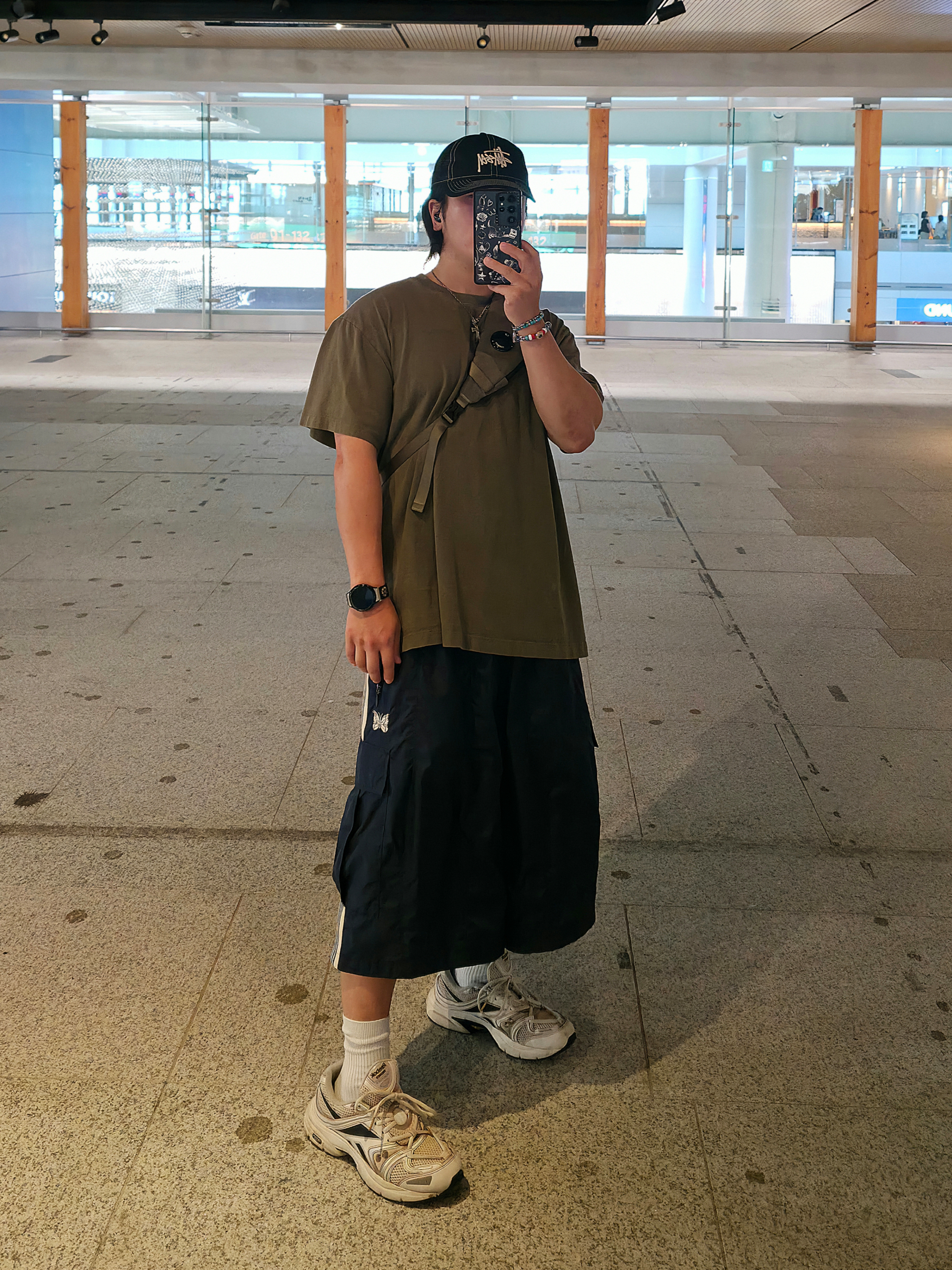 C.P. Company Nylon B Crossbody Bag Walnut Beige - 24FW, Stussy New Era 9twenty Basic Trucker Black 착용 스타일 - 2