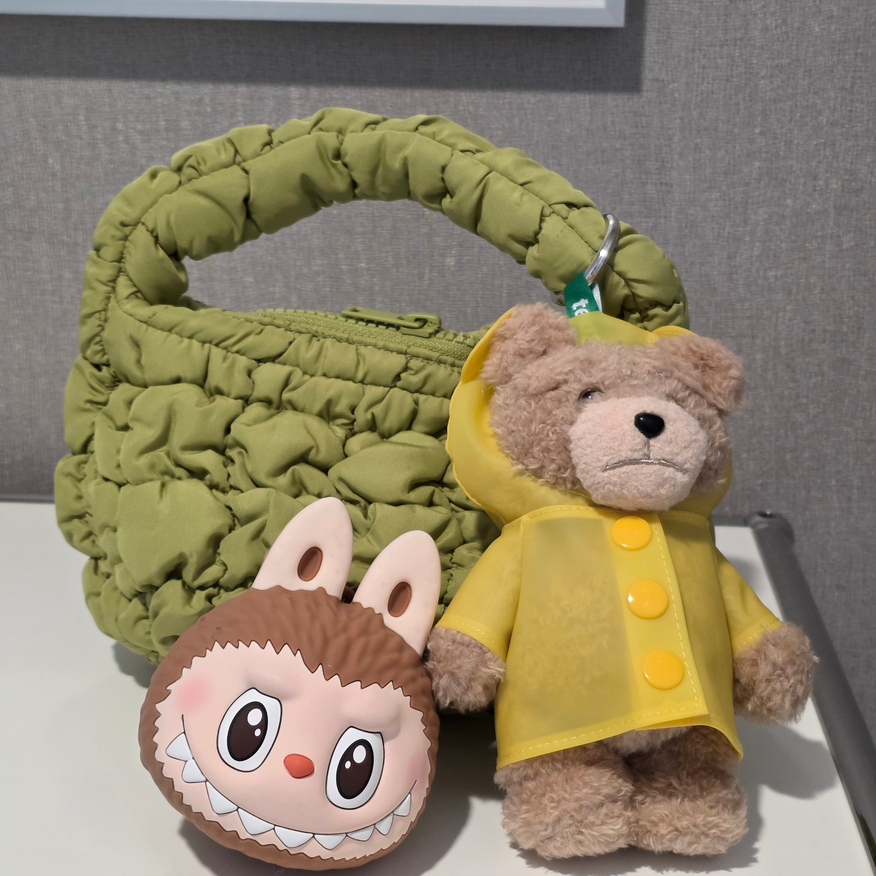 Pop Mart Ted2 Teddy Bear Action Plush Pendant Raincoat Bear (Opened Case), COS Quilted Micro Bag Green 착용 스타일 - 1