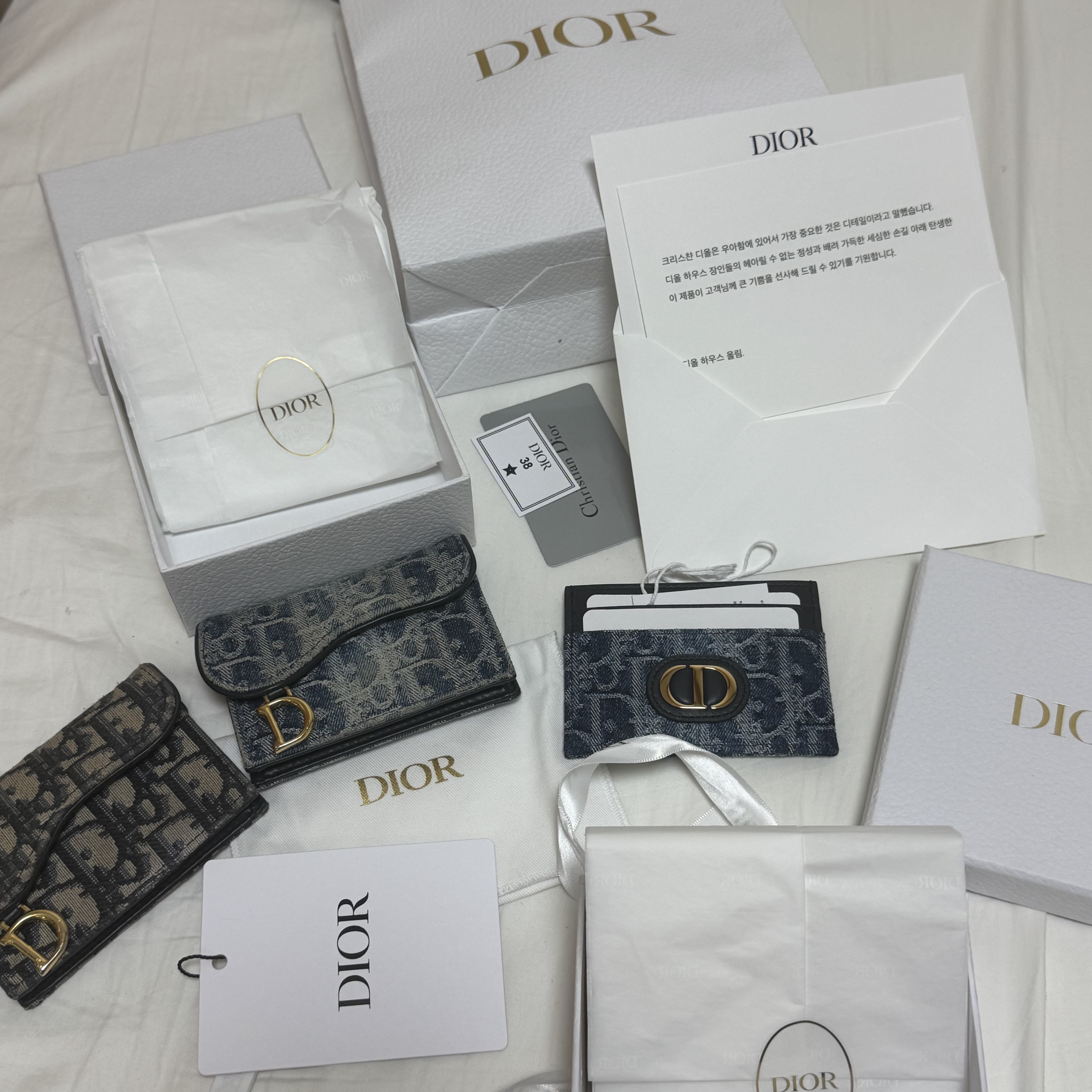 Dior 30 Montaigne Freesia Card Holder Blue Denim Dior Oblique Jacquard, Dior Saddle Flap Card Holder Blue Dior Oblique Jacquard 착용 스타일 - 1