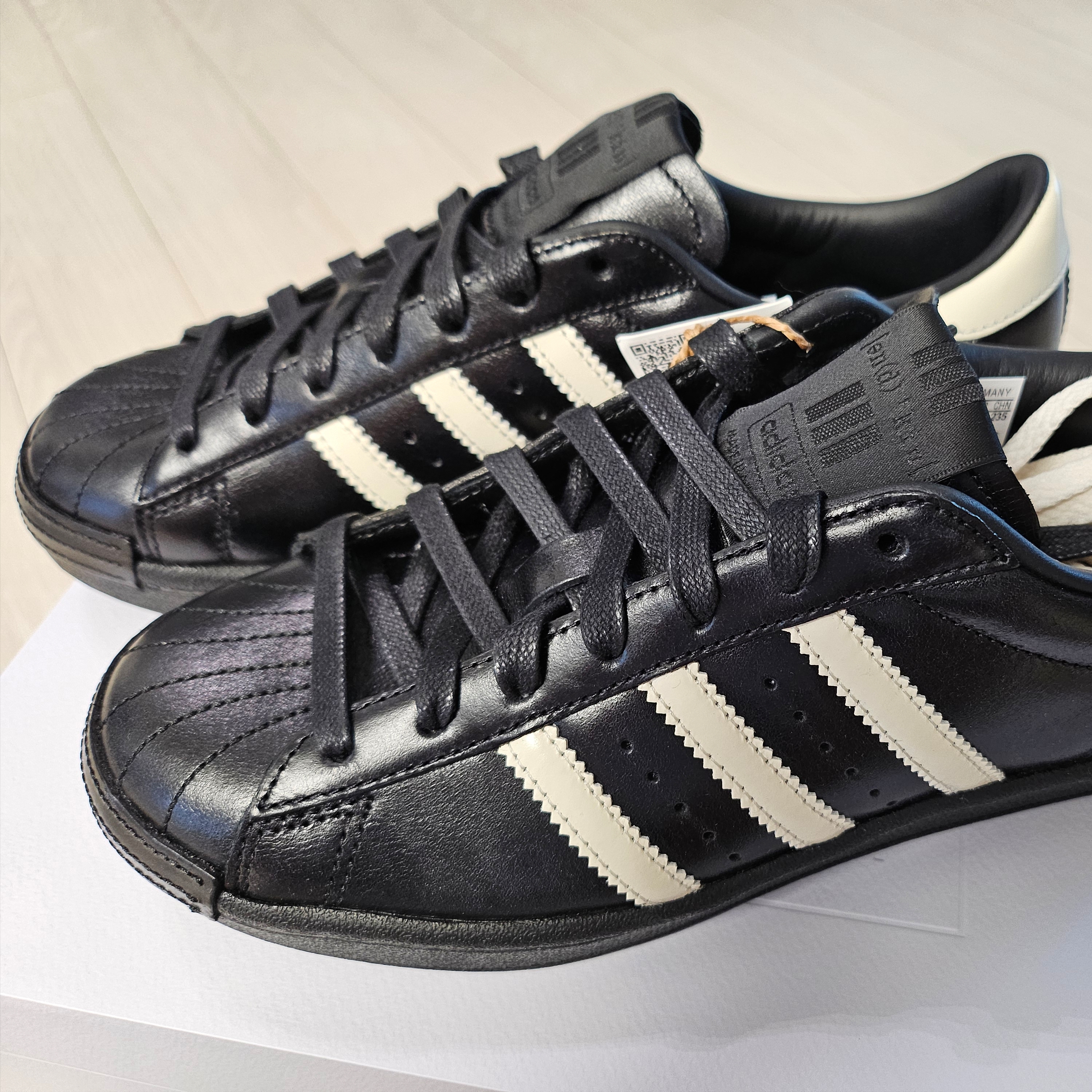 Adidas x Kith Superstar Vintage MIG Black White 착용 스타일 - 4