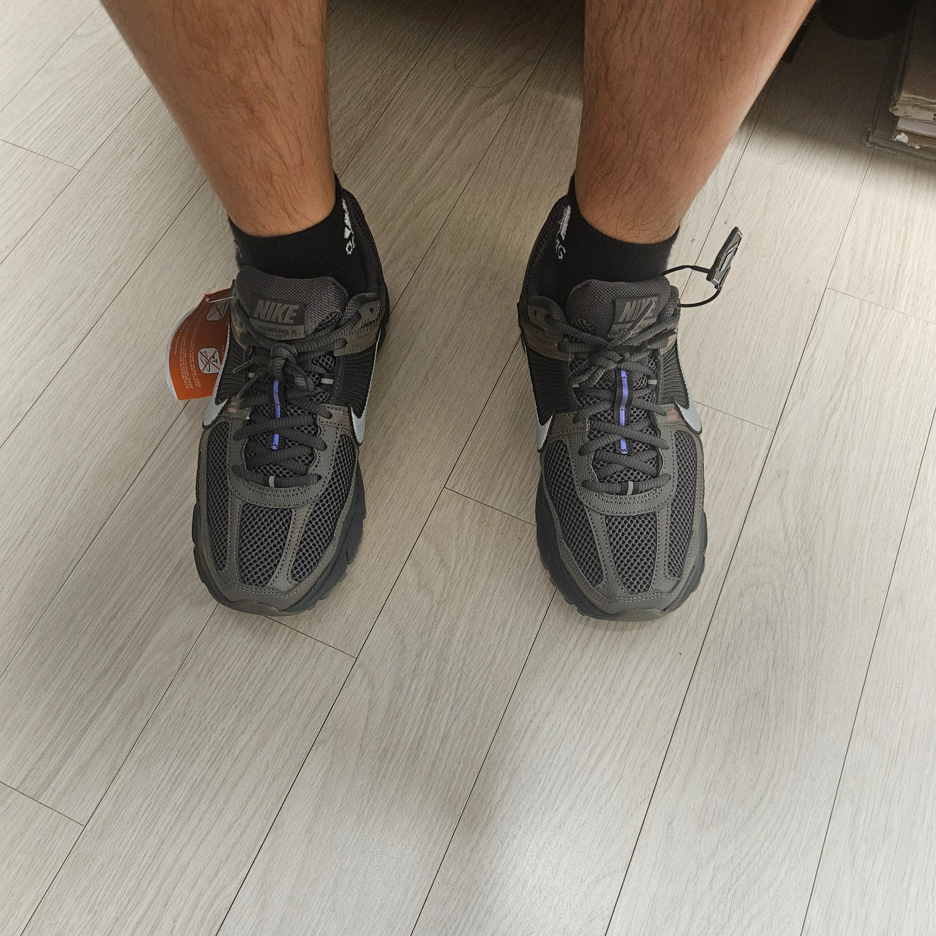 Nike Zoom Vomero 5 Cave Stone 착용 스타일