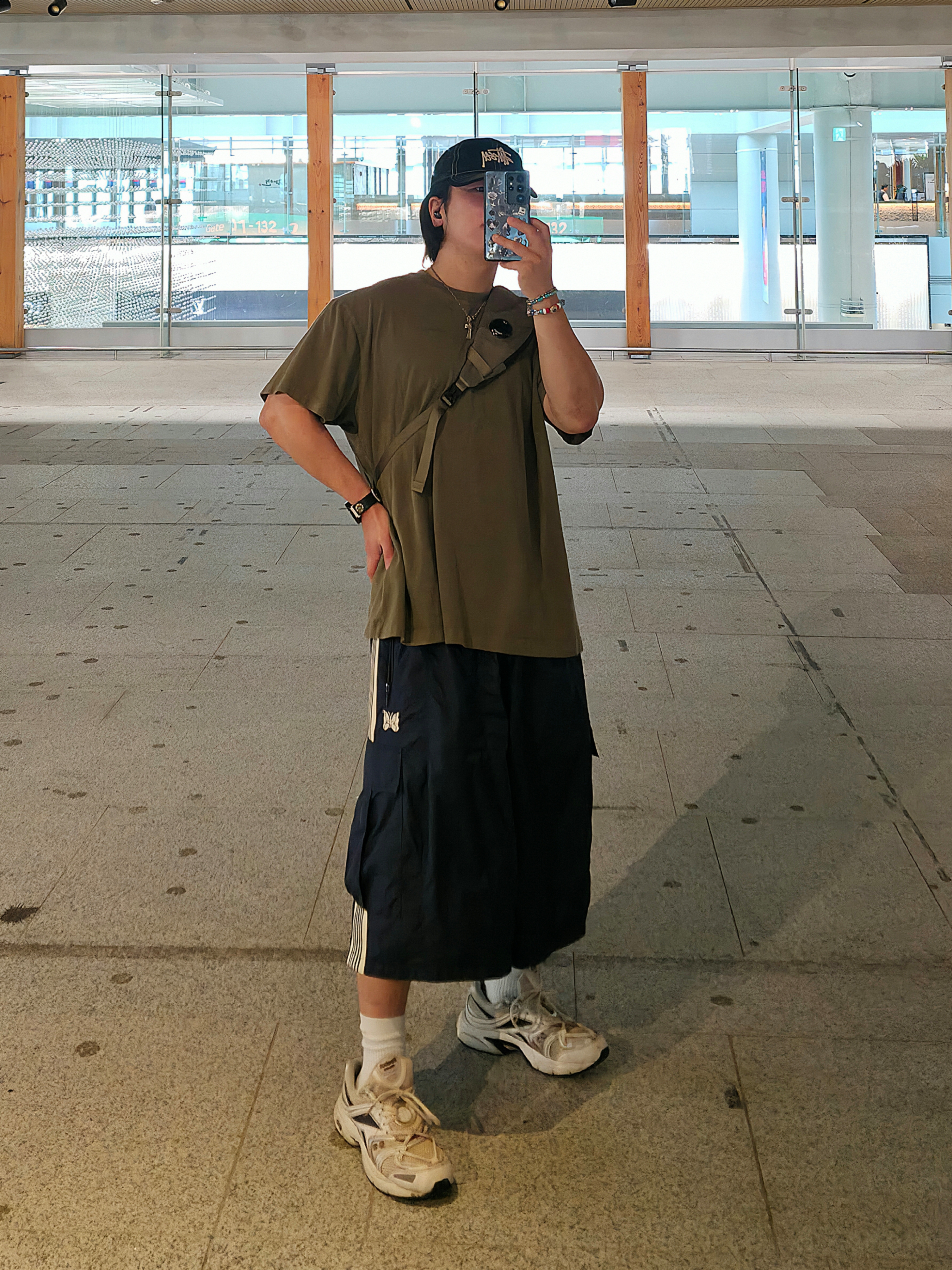 C.P. Company Nylon B Crossbody Bag Walnut Beige - 24FW, Stussy New Era 9twenty Basic Trucker Black 착용 스타일 - 3