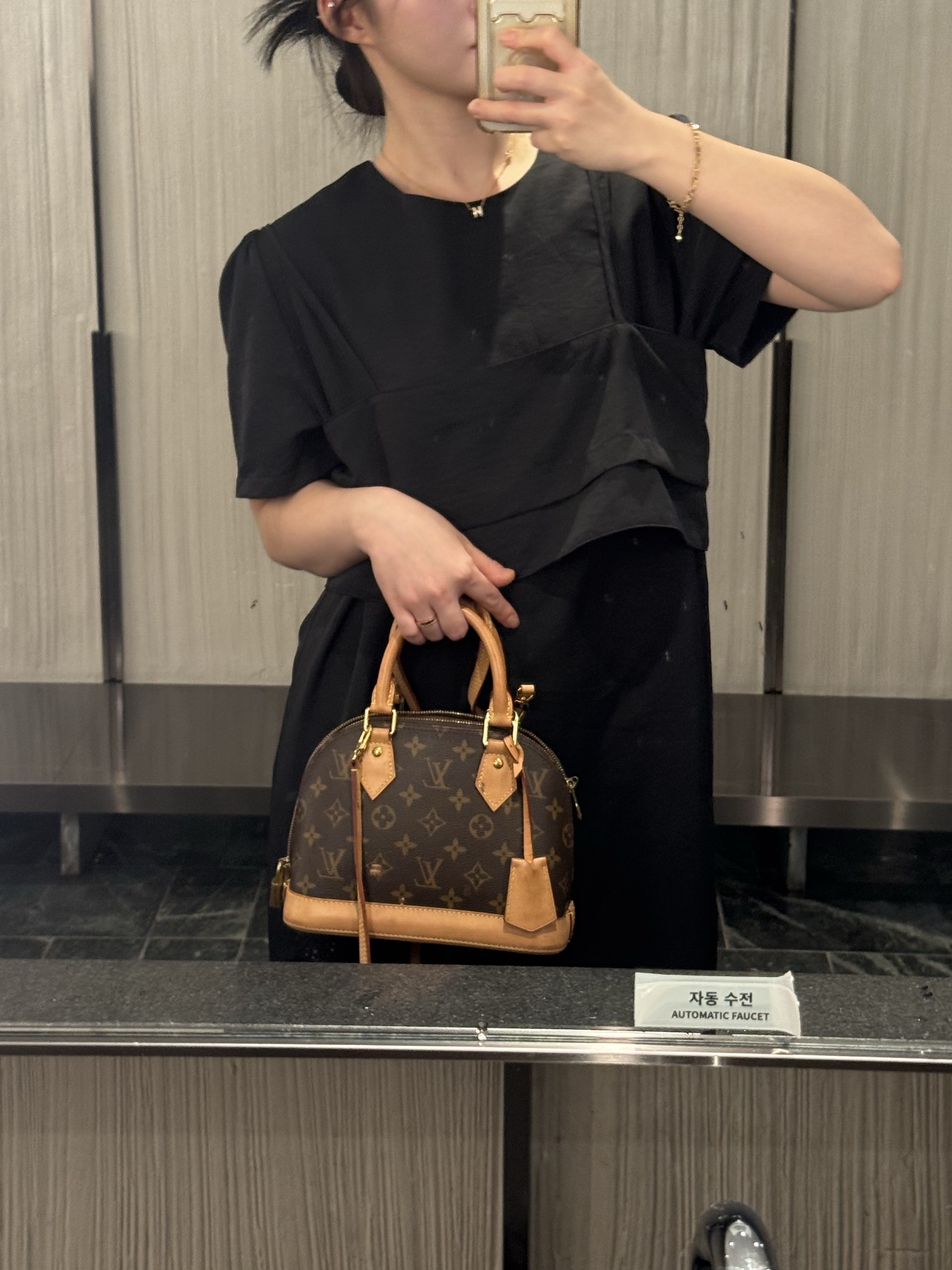 Louis Vuitton Alma BB Monogram 착용 스타일 - 2