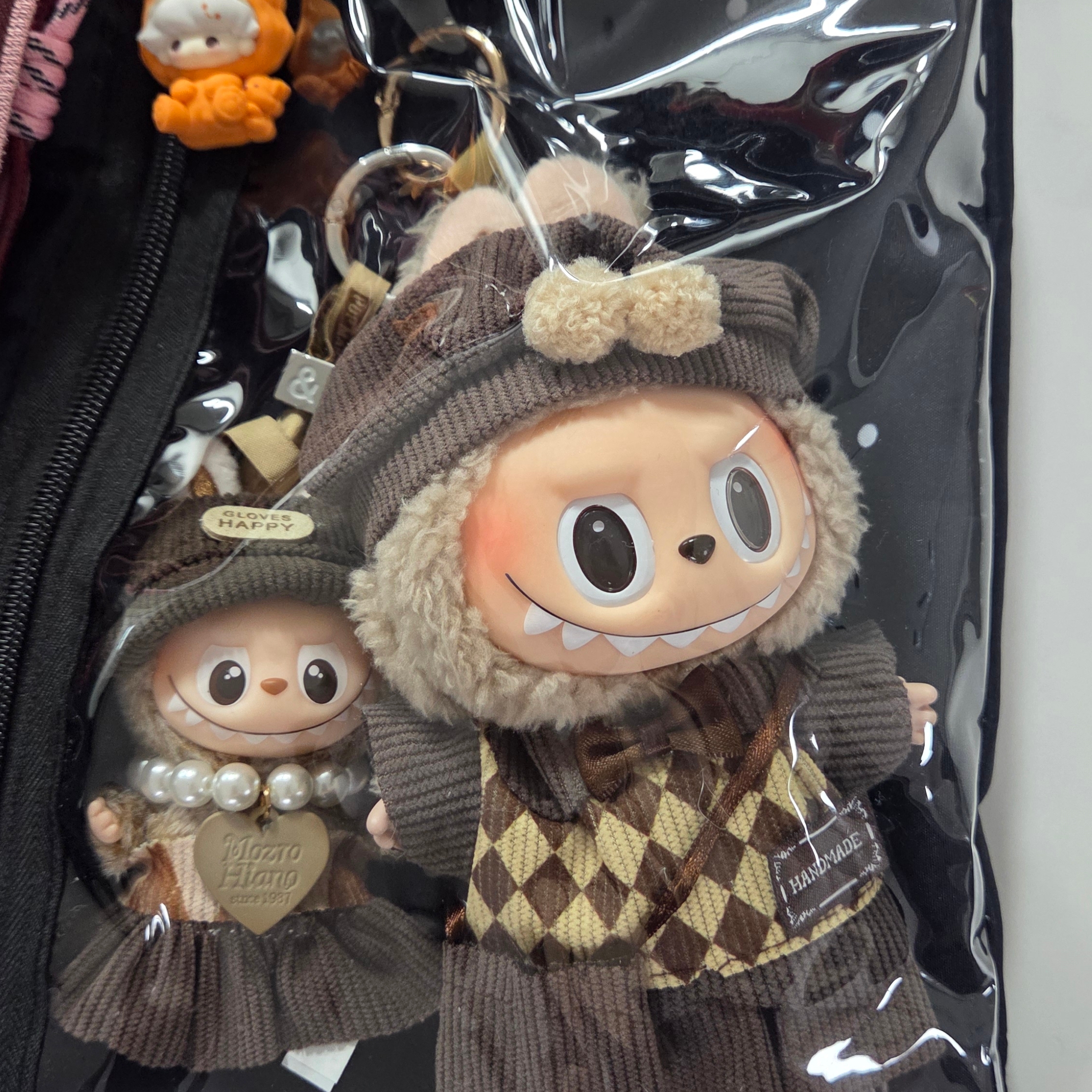 Pop Mart Labubu The Monsters Pin For Love Series Vinyl Plush Pendant Sealed Case (A-M) (1 Blind Box), Pop Mart Labubu The Monsters Pin For Love Series Vinyl Plush Pendant Sealed Case (N-Z) (1 Blind Box) 착용 스타일 - 1