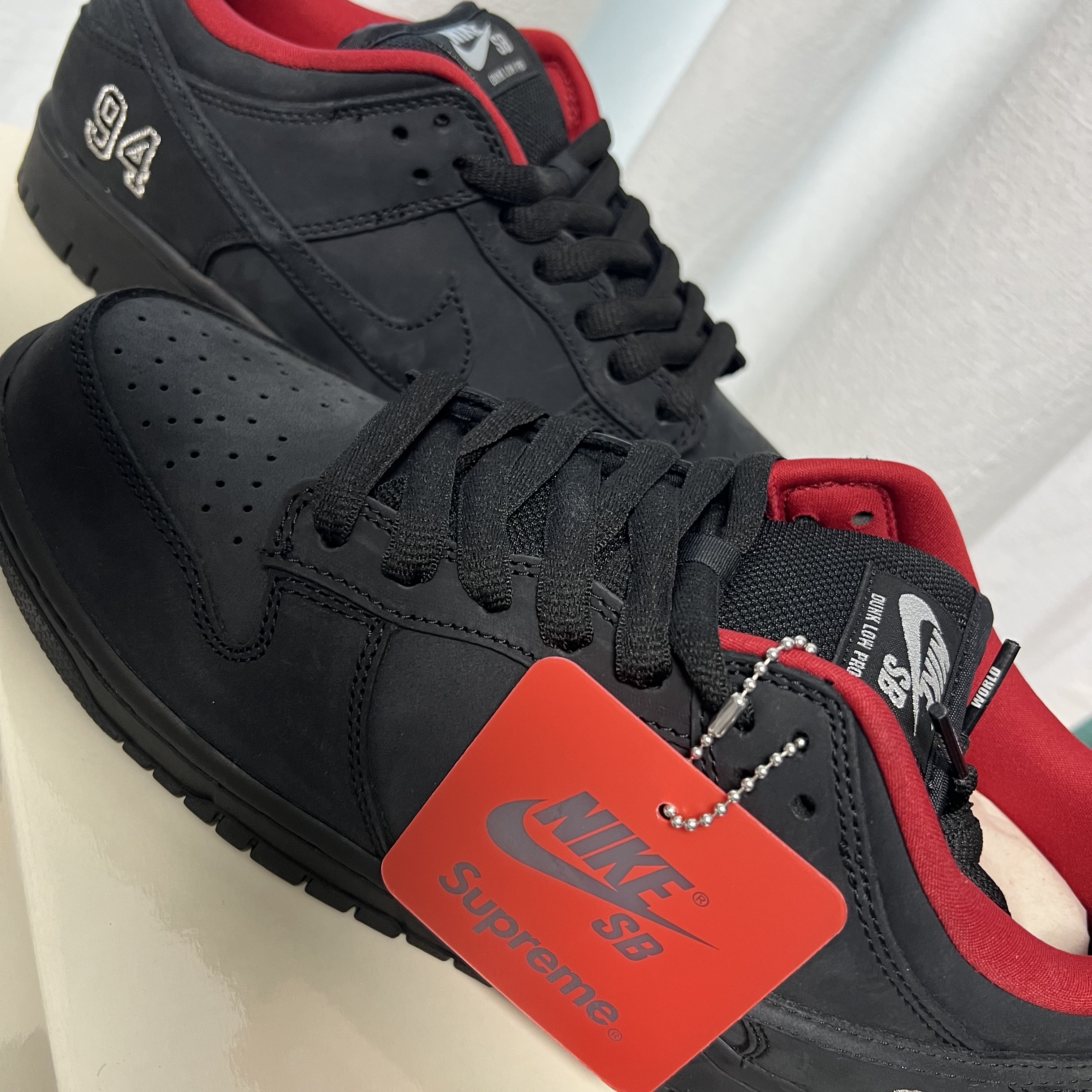 Nike x Supreme SB Dunk Low Black 착용 스타일 - 1