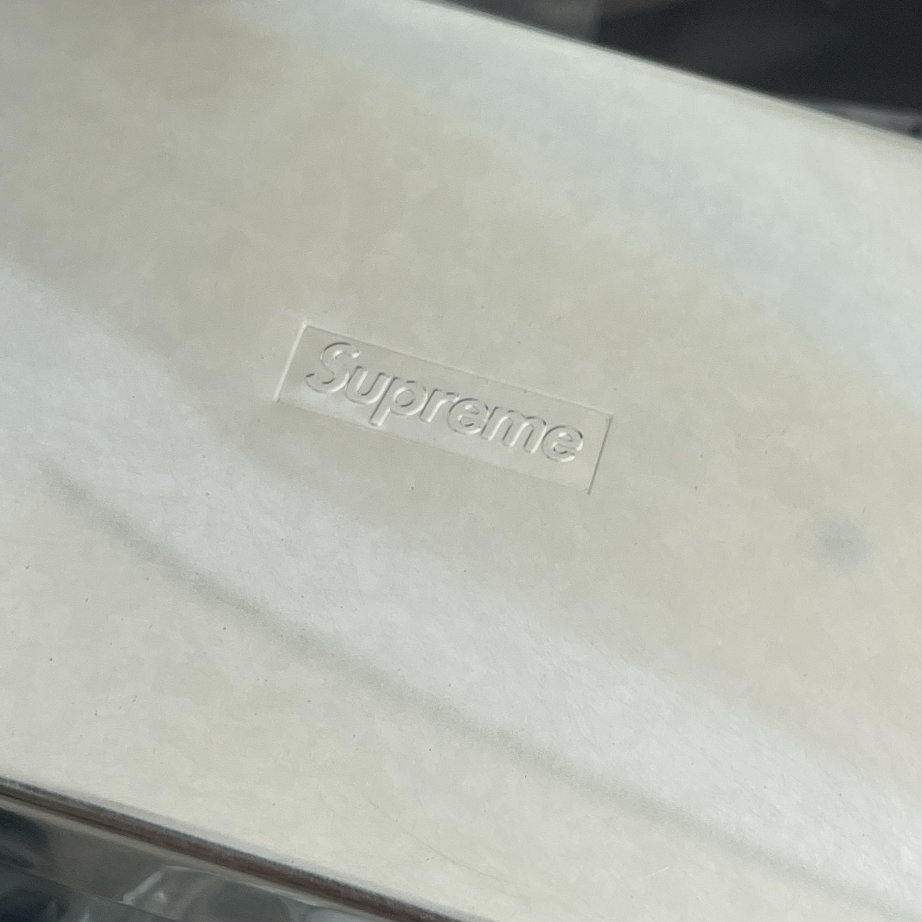 Supreme Denim Backpack Washed Indigo - 25FW, Supreme x SyuRo Tinplate Box Silver - 25FW 착용 스타일 - 2