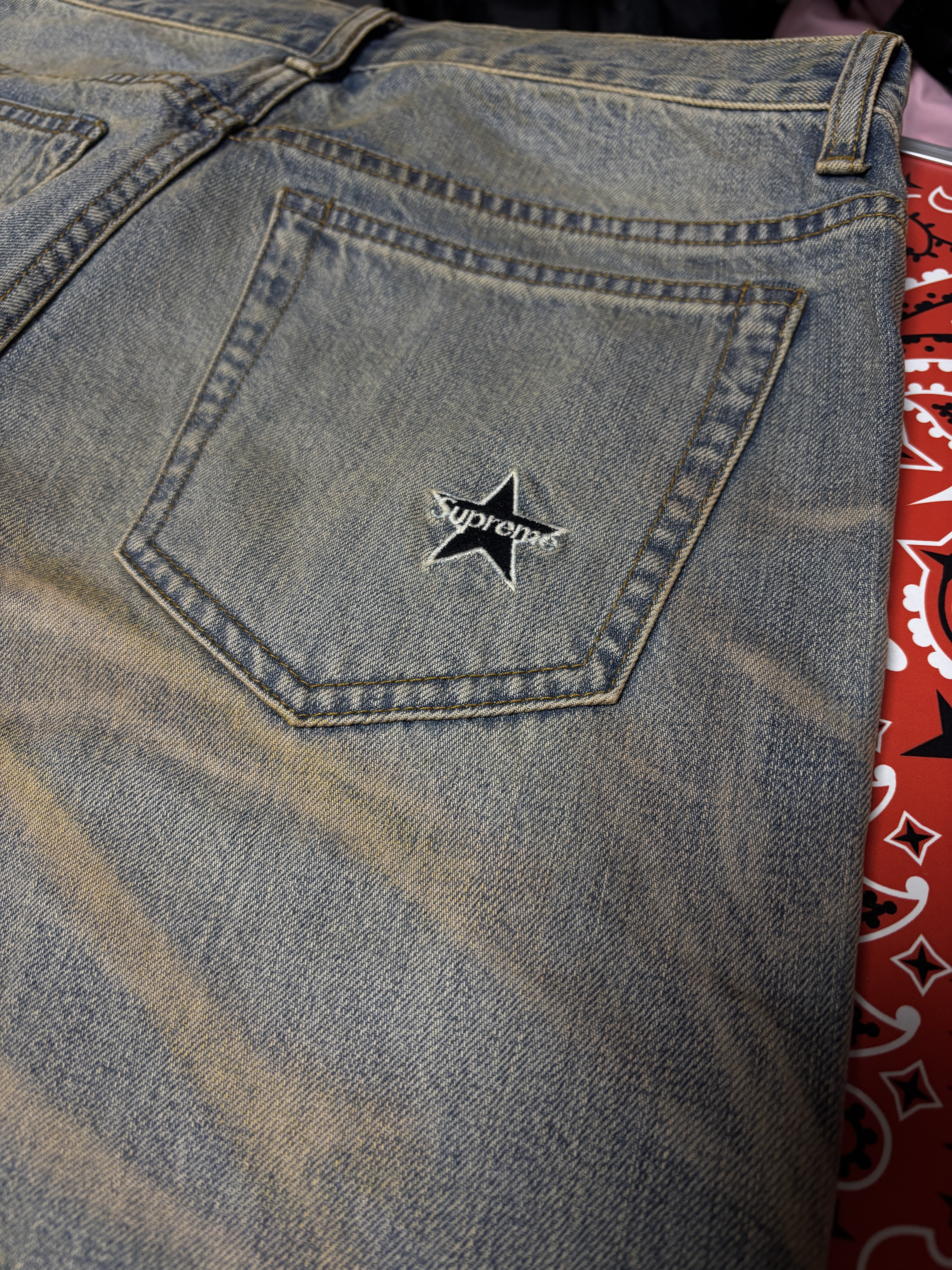 Supreme Regular Jean Dirty Indigo - 25FW 착용 스타일 - 2
