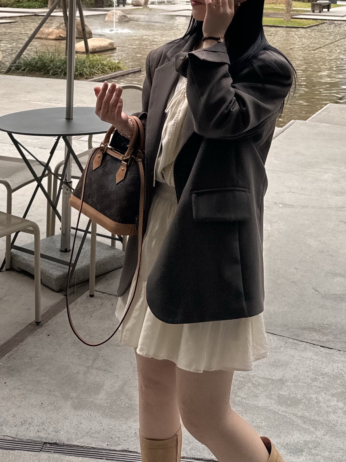 Louis Vuitton Alma BB Monogram 착용 스타일 - 3