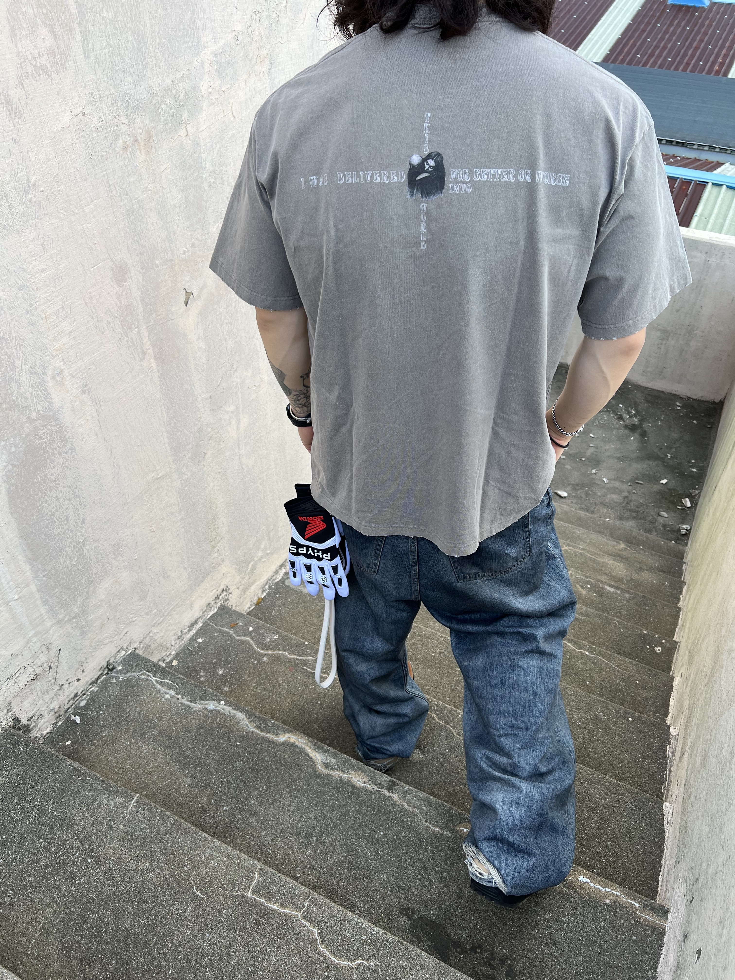 Awende Red Veil T-shirt Charcoal, Awende Dirty Washing Jean 착용 스타일 - 6