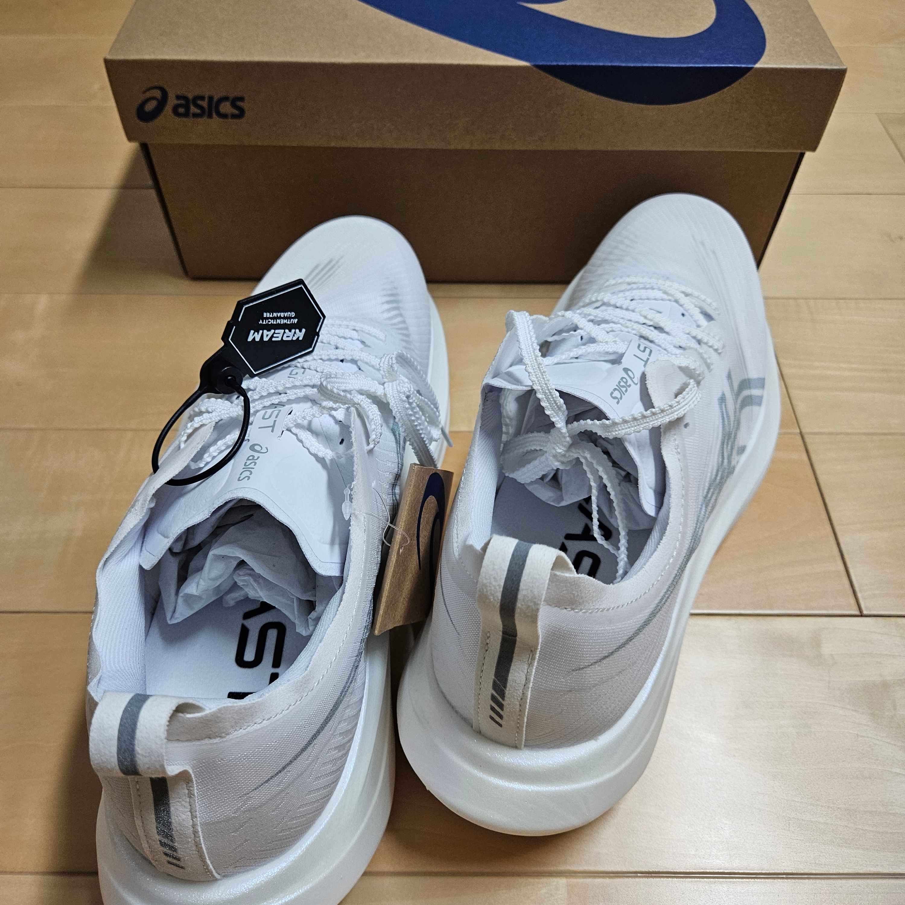 Asics Megablast White Piedmont Grey 착용 스타일 - 3