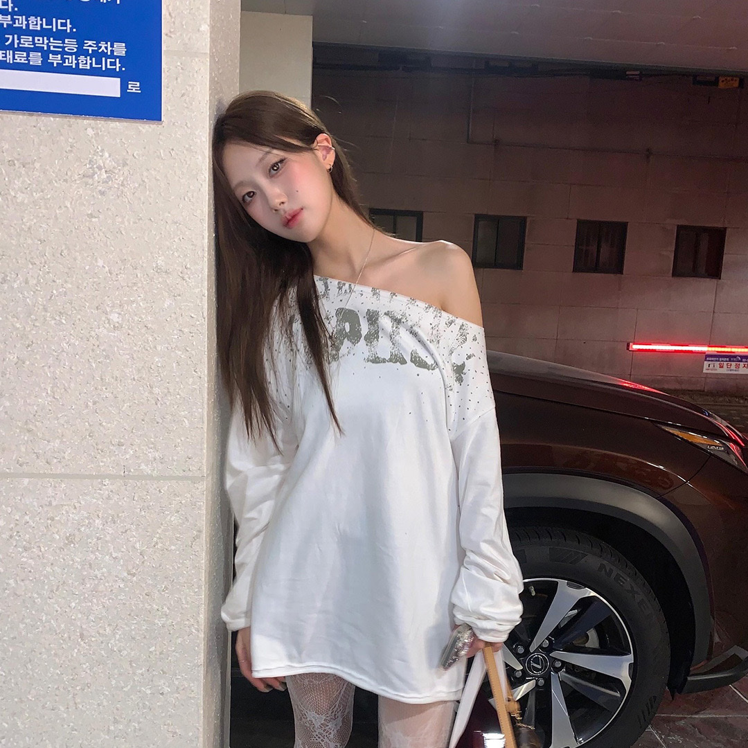 Thevinylhouse Loose Fit Unbalance LS Tee White 착용 스타일