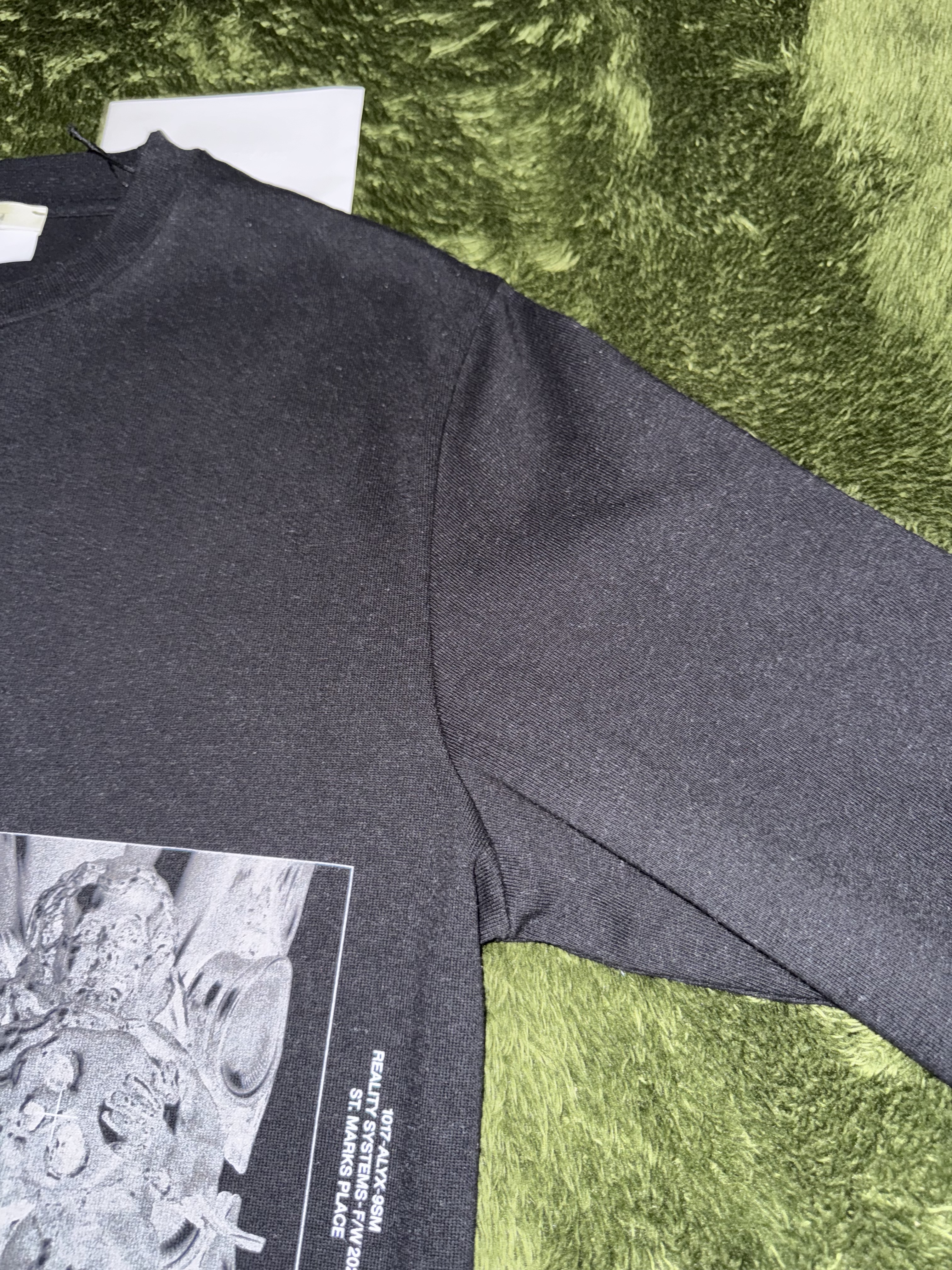 1017 Alyx 9SM Graphic Printed Long Sleeve T-Shirt Black 착용 스타일 - 4