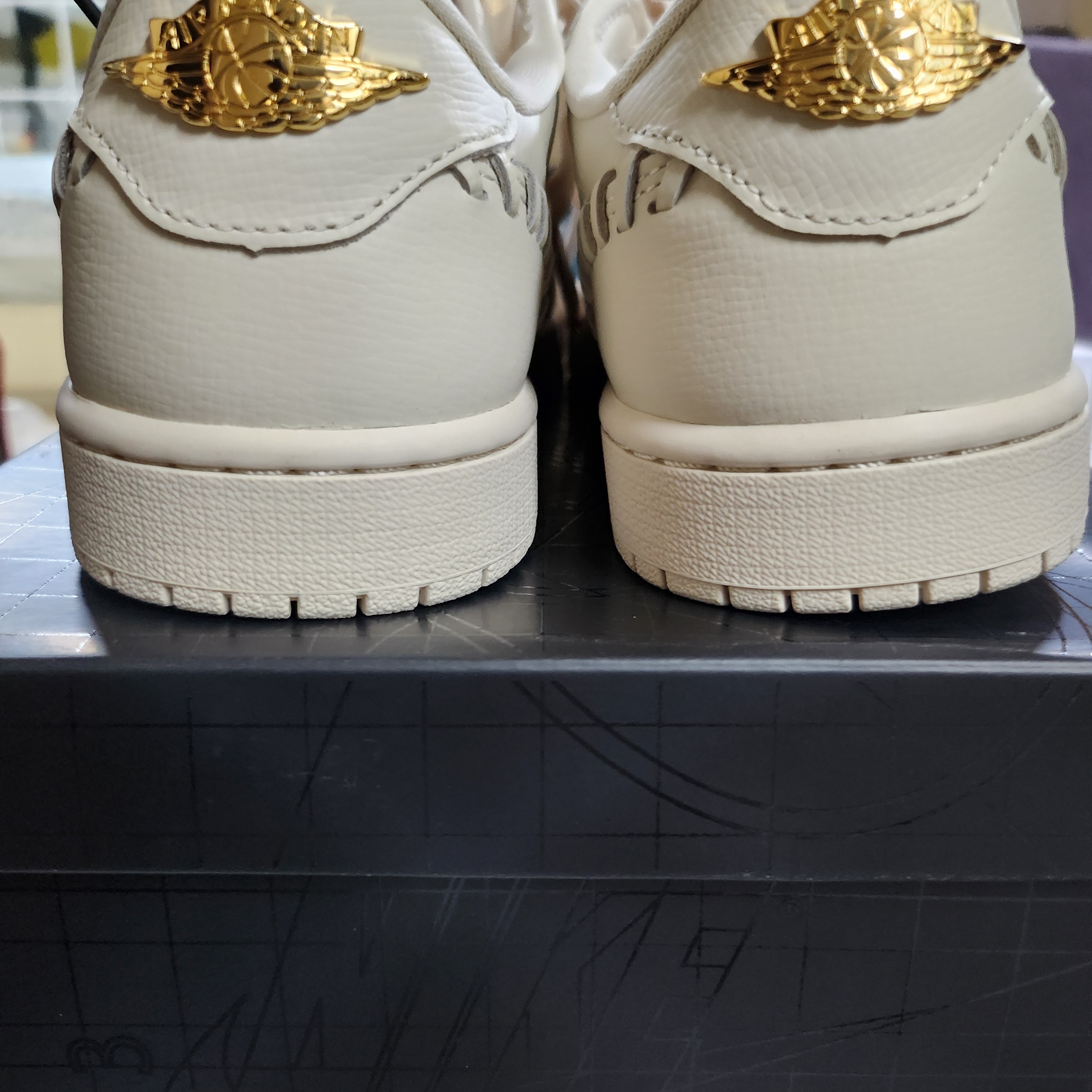 (W) Jordan 1 Low Method of Make Legend Light Brown Metallic Gold 착용 스타일 - 5
