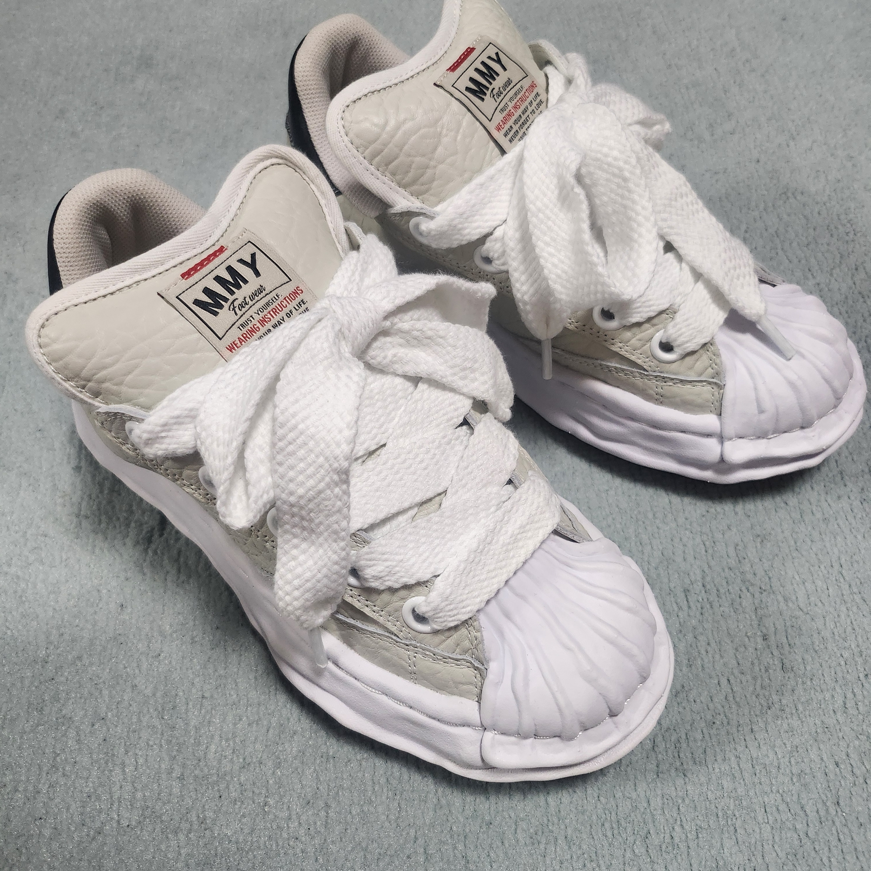 Maison Mihara Yasuhiro Blakey Puffer OG Sole Monster Leather Low-top Sneakers White 착용 스타일 - 2