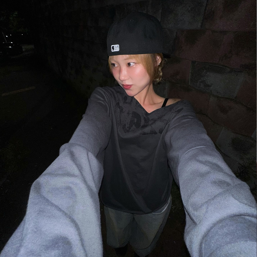 Thevinylhouse Loose Fit Unbalance LS Tee Charcoal 착용 스타일 - 1