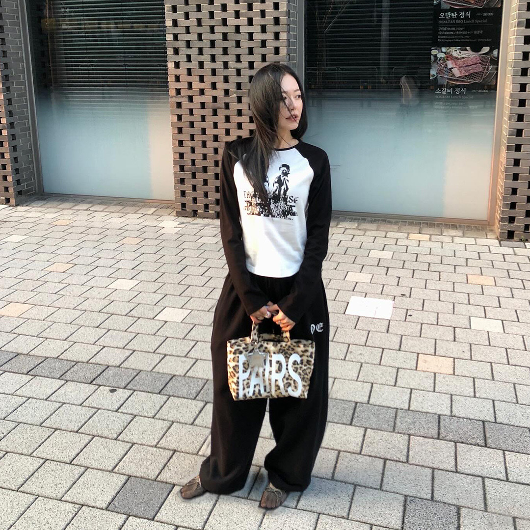 Thevinylhouse Twin Raglan LS Tee White 착용 스타일