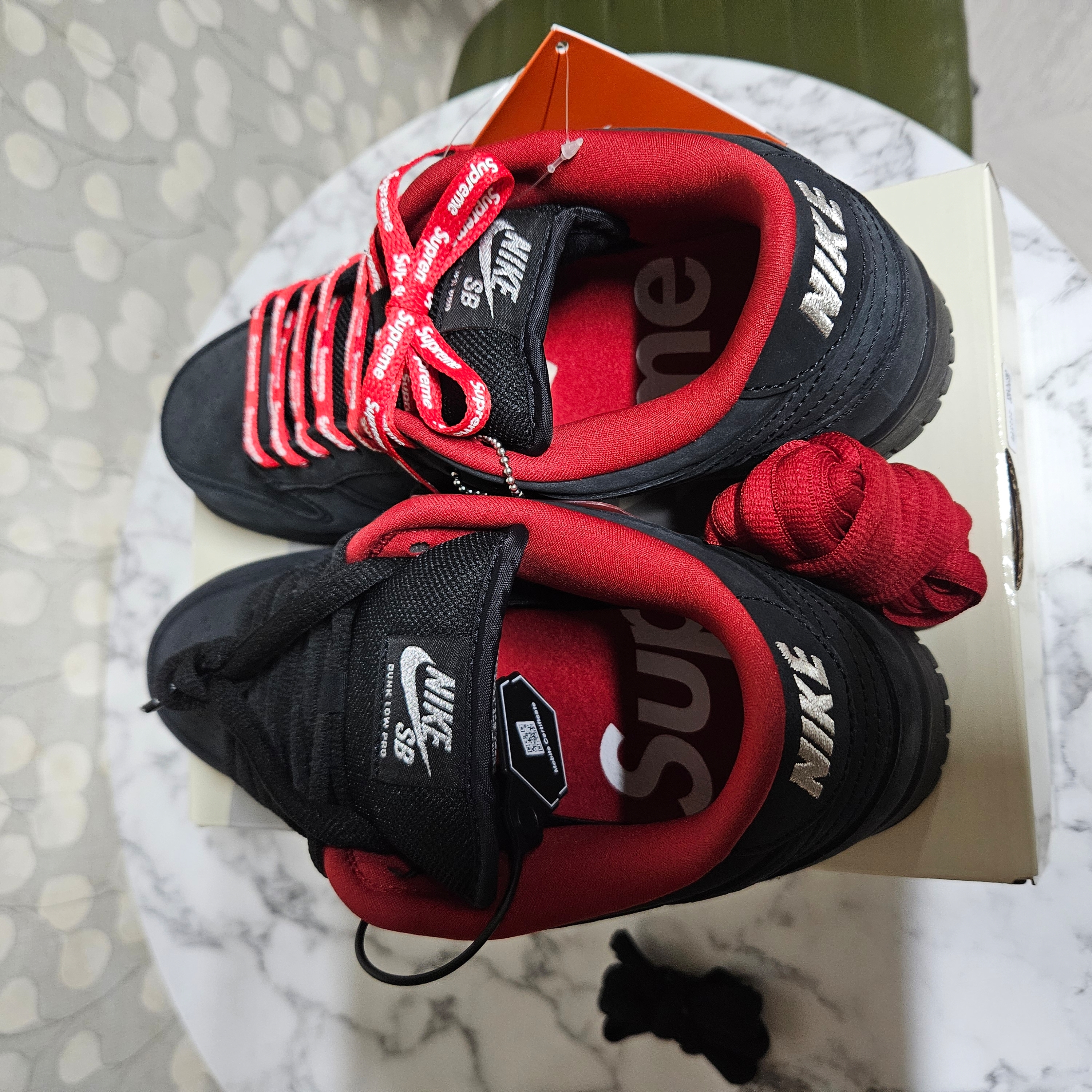 Nike x Supreme SB Dunk Low Black 착용 스타일 - 3