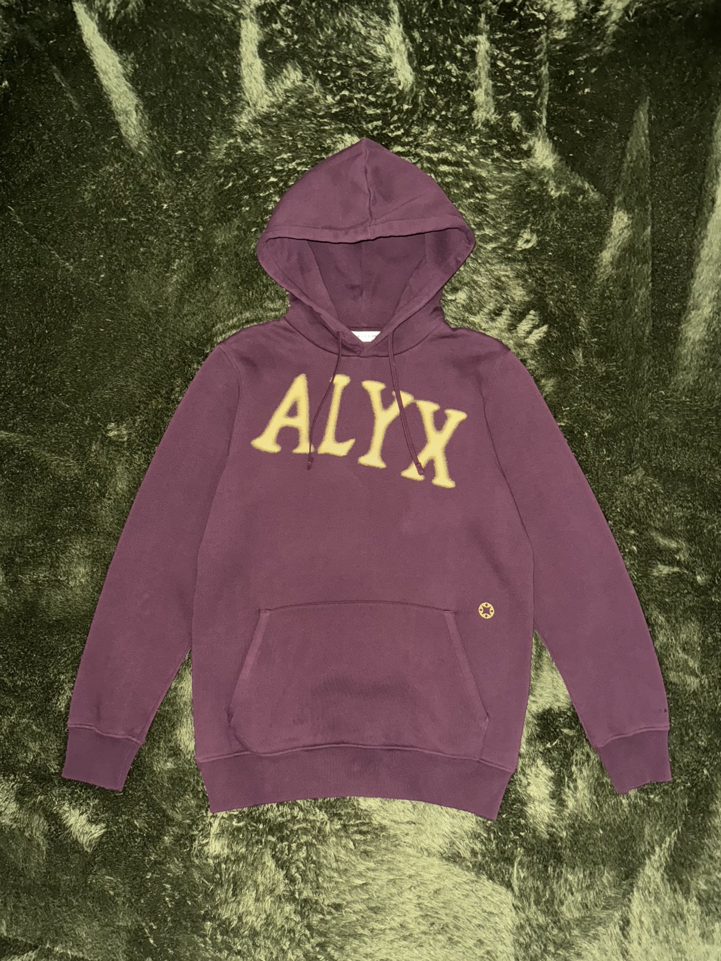 1017 Alyx 9SM Graphic Printed Hoodie Wine 착용 스타일 - 1