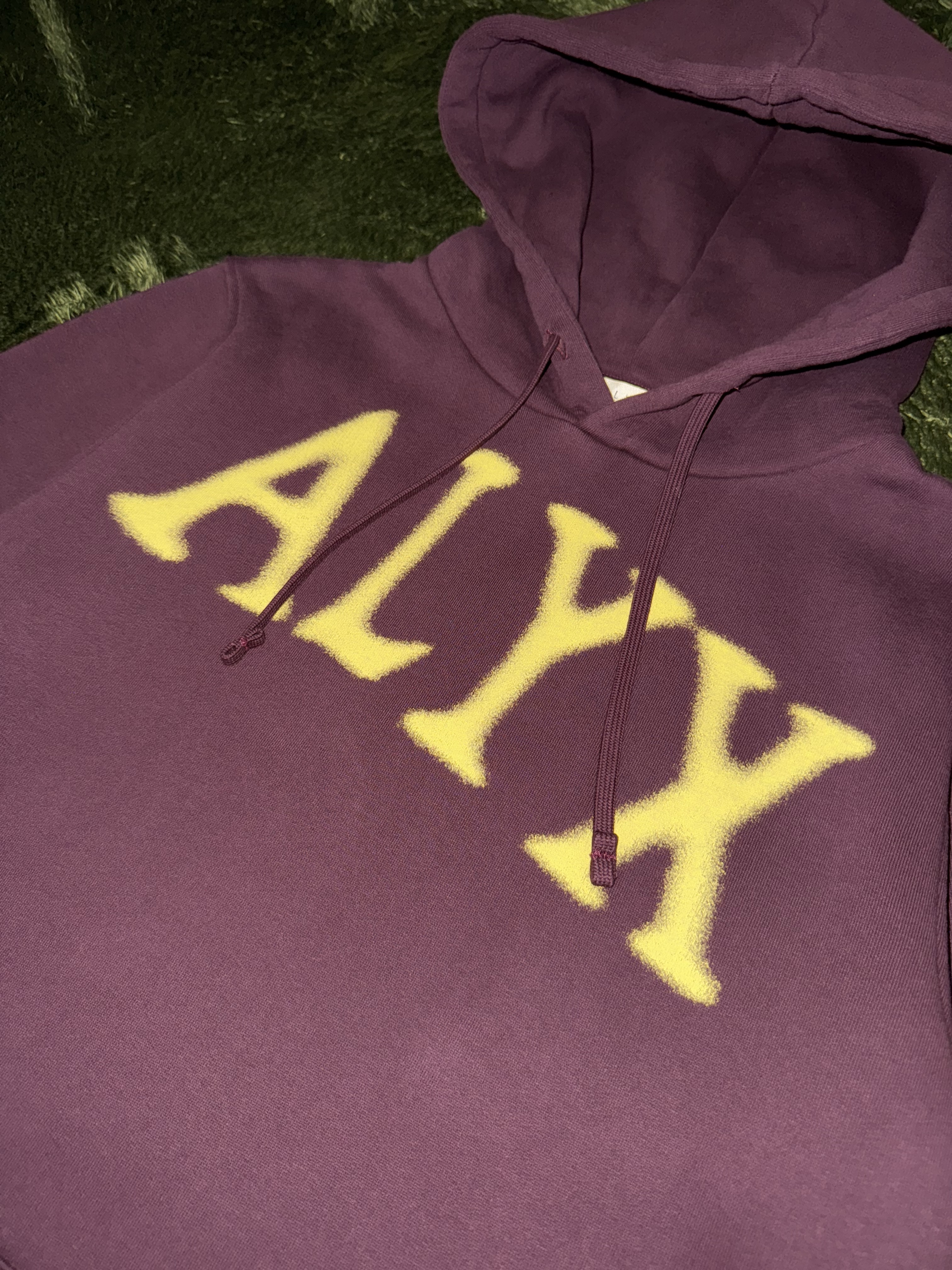 1017 Alyx 9SM Graphic Printed Hoodie Wine 착용 스타일 - 2