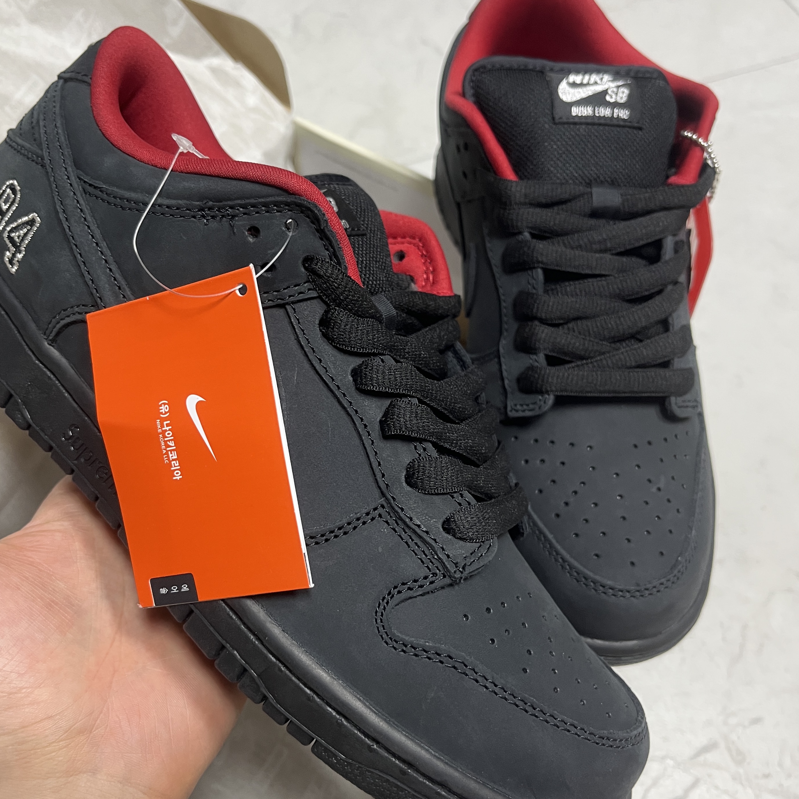 Nike x Supreme SB Dunk Low Black 착용 스타일