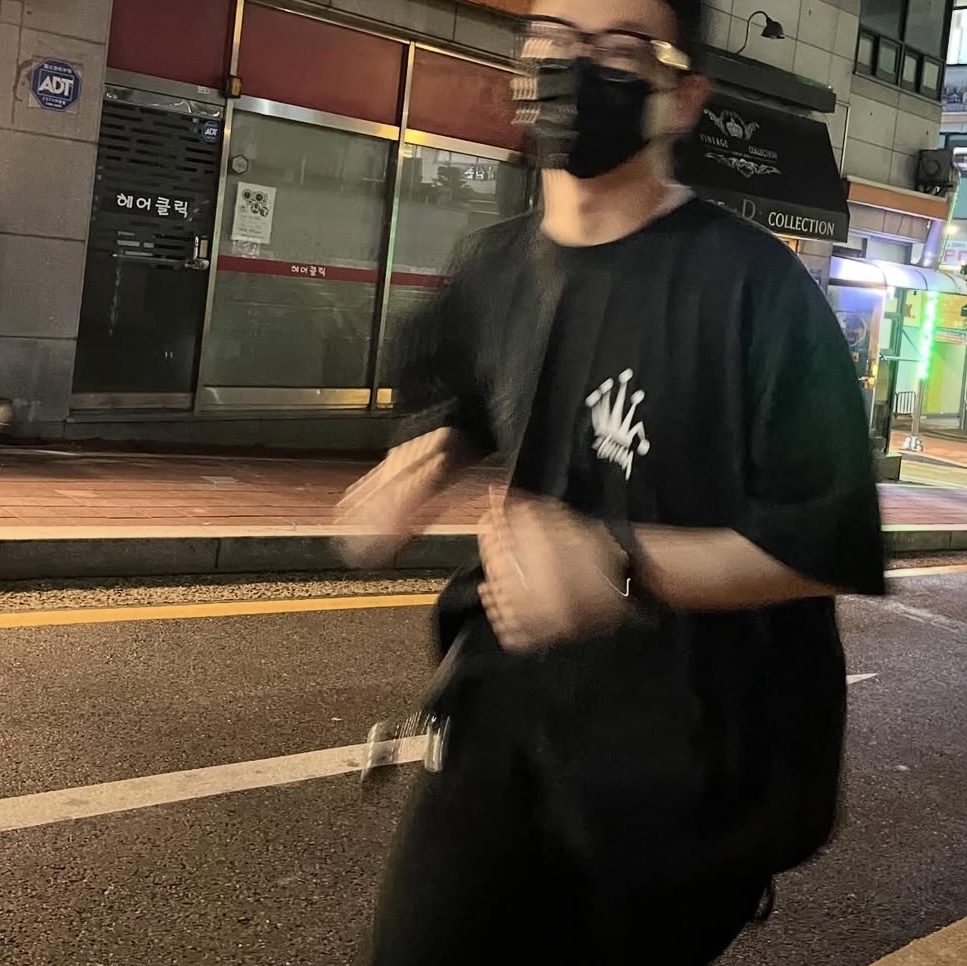 Stussy Regal Crown Pigment Dyed T-Shirt Black, Stussy Basic New Era 9Twenty Basic Strapback Black 착용 스타일