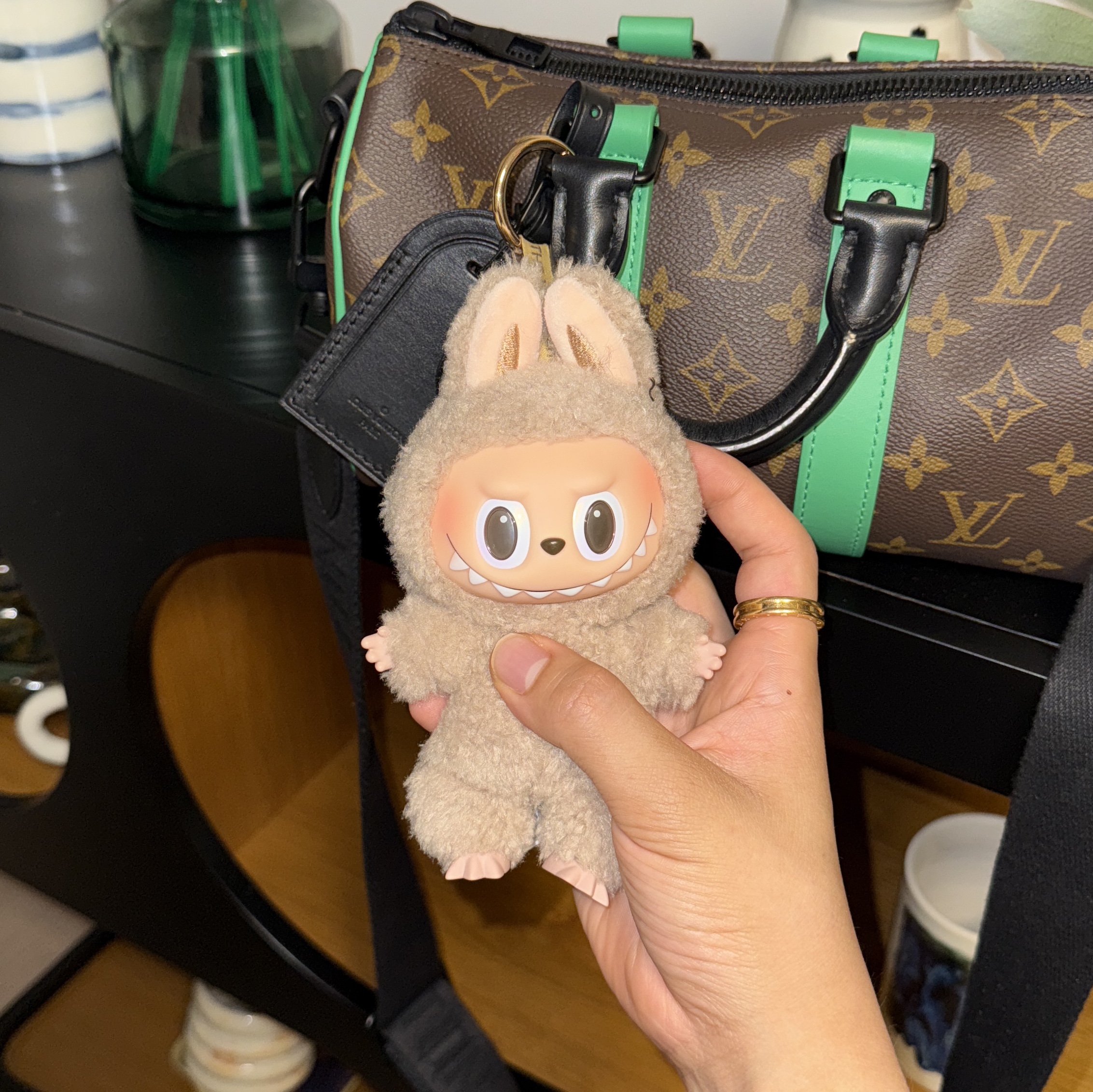 Pop Mart Labubu The Monsters Labubu Tasty Macarons Series Toffe Keyring 착용 스타일