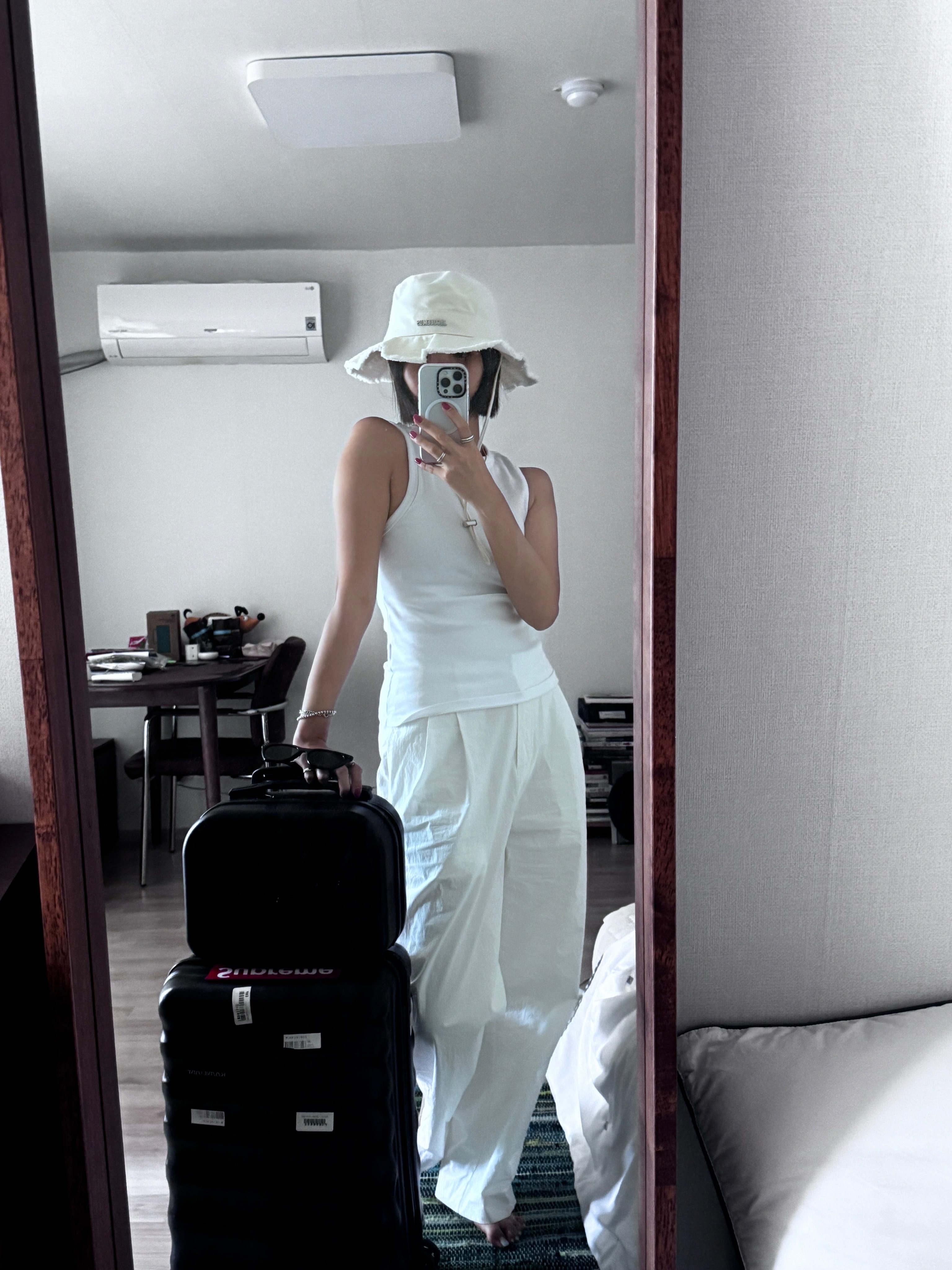 Jacquemus Le Bob Artichaut Bucket Hat Off White 착용 스타일 - 1