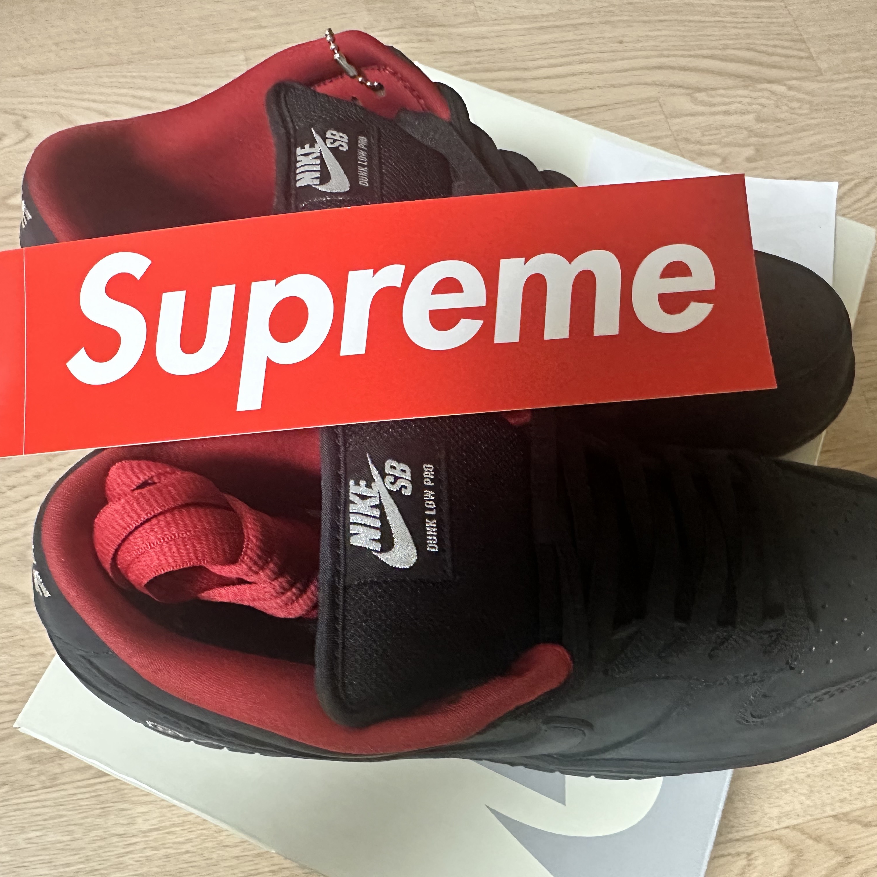 Nike x Supreme SB Dunk Low Black 착용 스타일 - 2