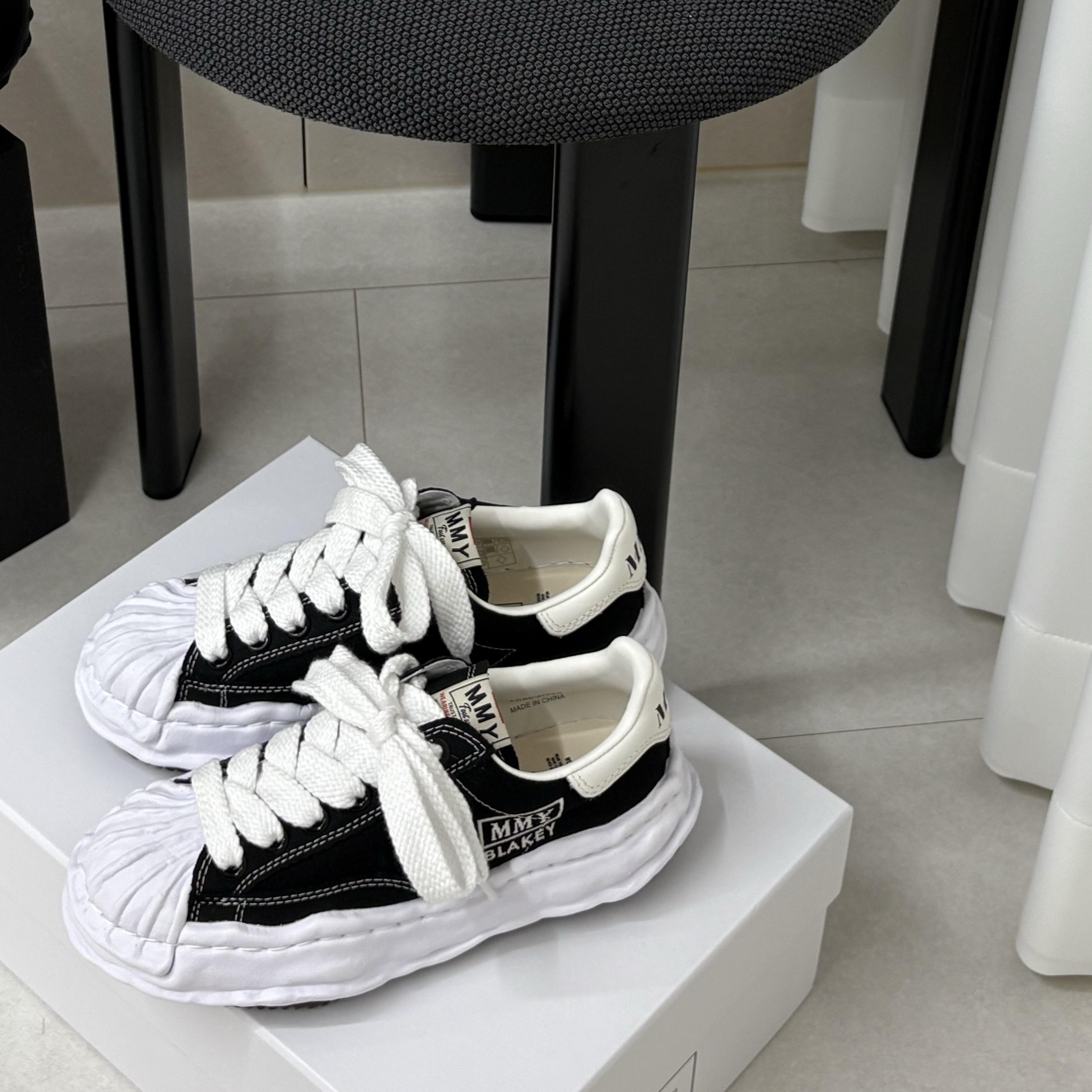 Maison Mihara Yasuhiro Blakey OG Sole Canvas Low-top Sneakers Black White, Oakley Edge Icon Blackout 착용 스타일 - 3