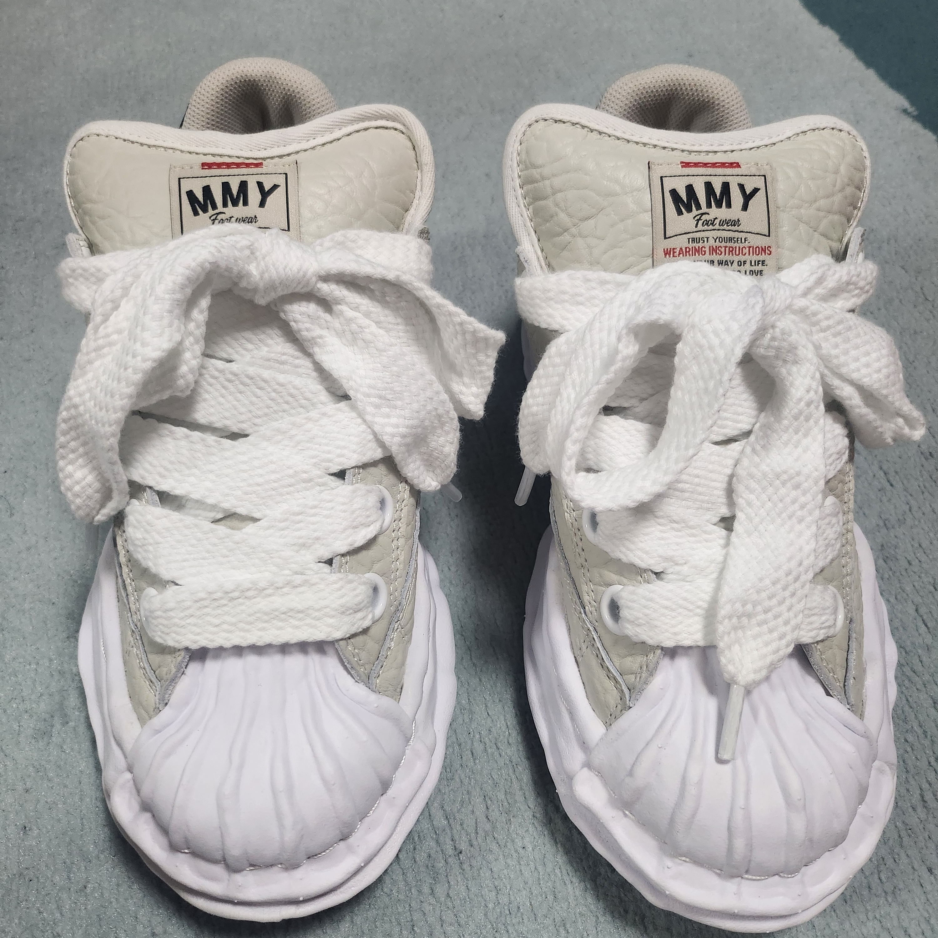 Maison Mihara Yasuhiro Blakey Puffer OG Sole Monster Leather Low-top Sneakers White 착용 스타일 - 1