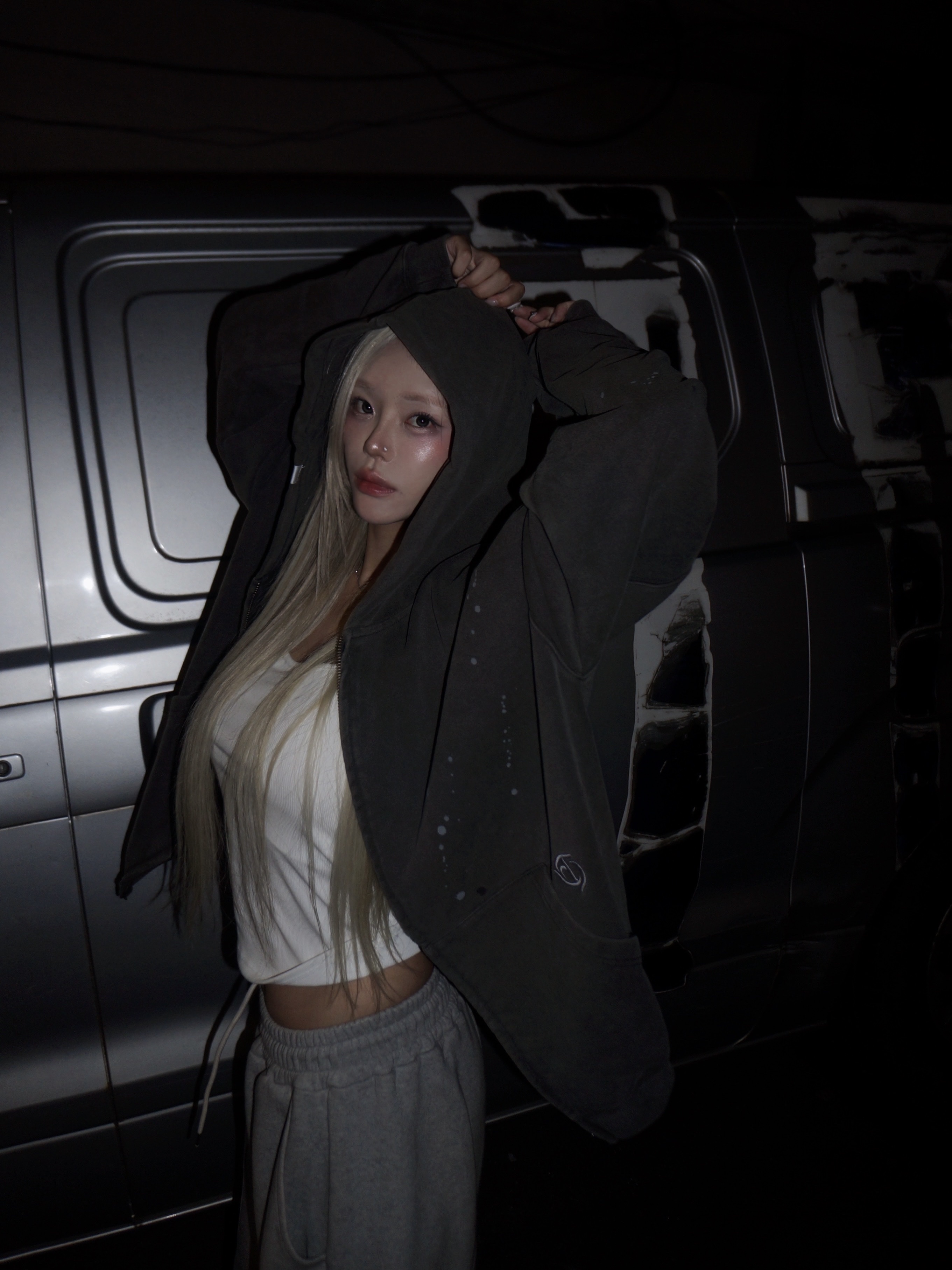[KREAM 단독] NOMANUAL Painted Hooded Zip-up Washed Black 착용 스타일 - 1