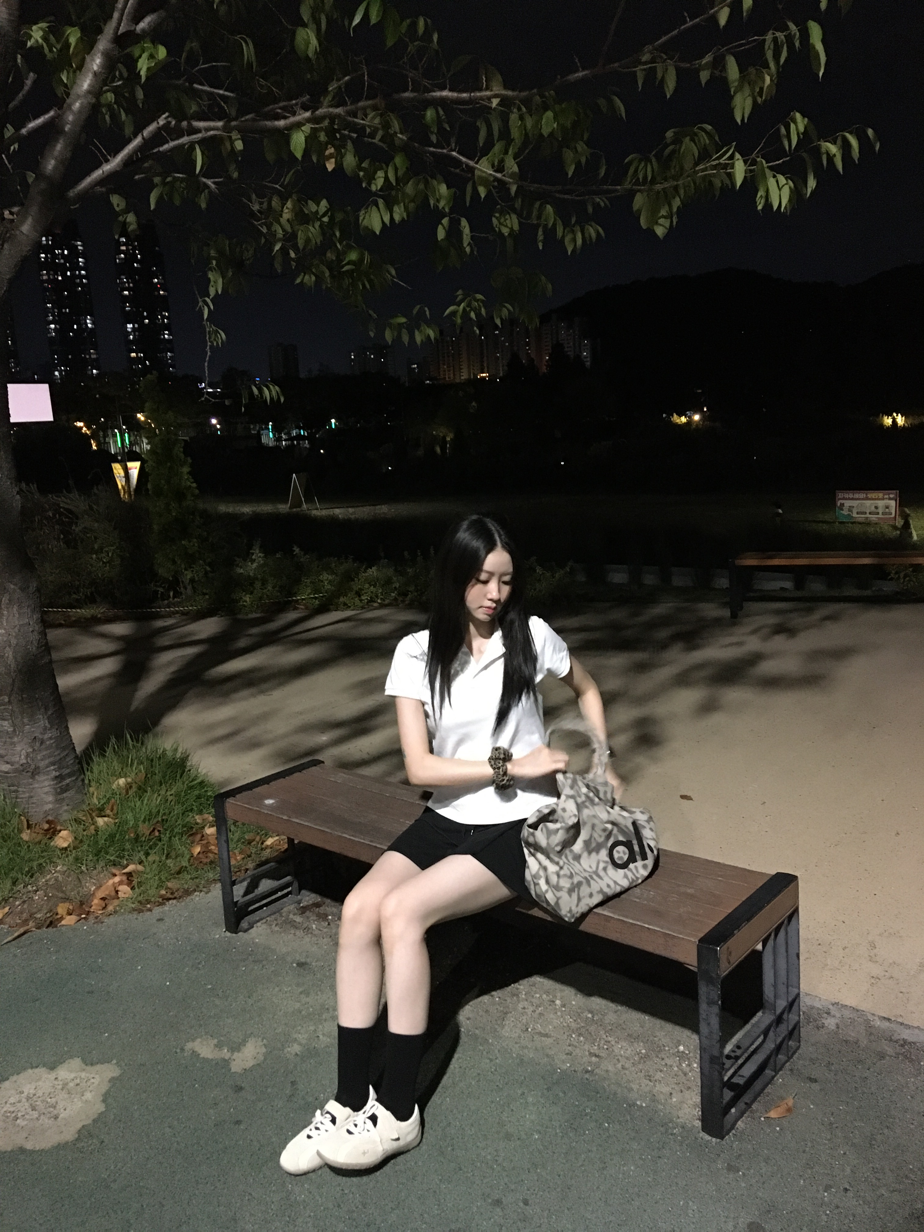 Alo Yoga Iconic Shopper Tote Bag Grey Tiedye 착용 스타일 - 2
