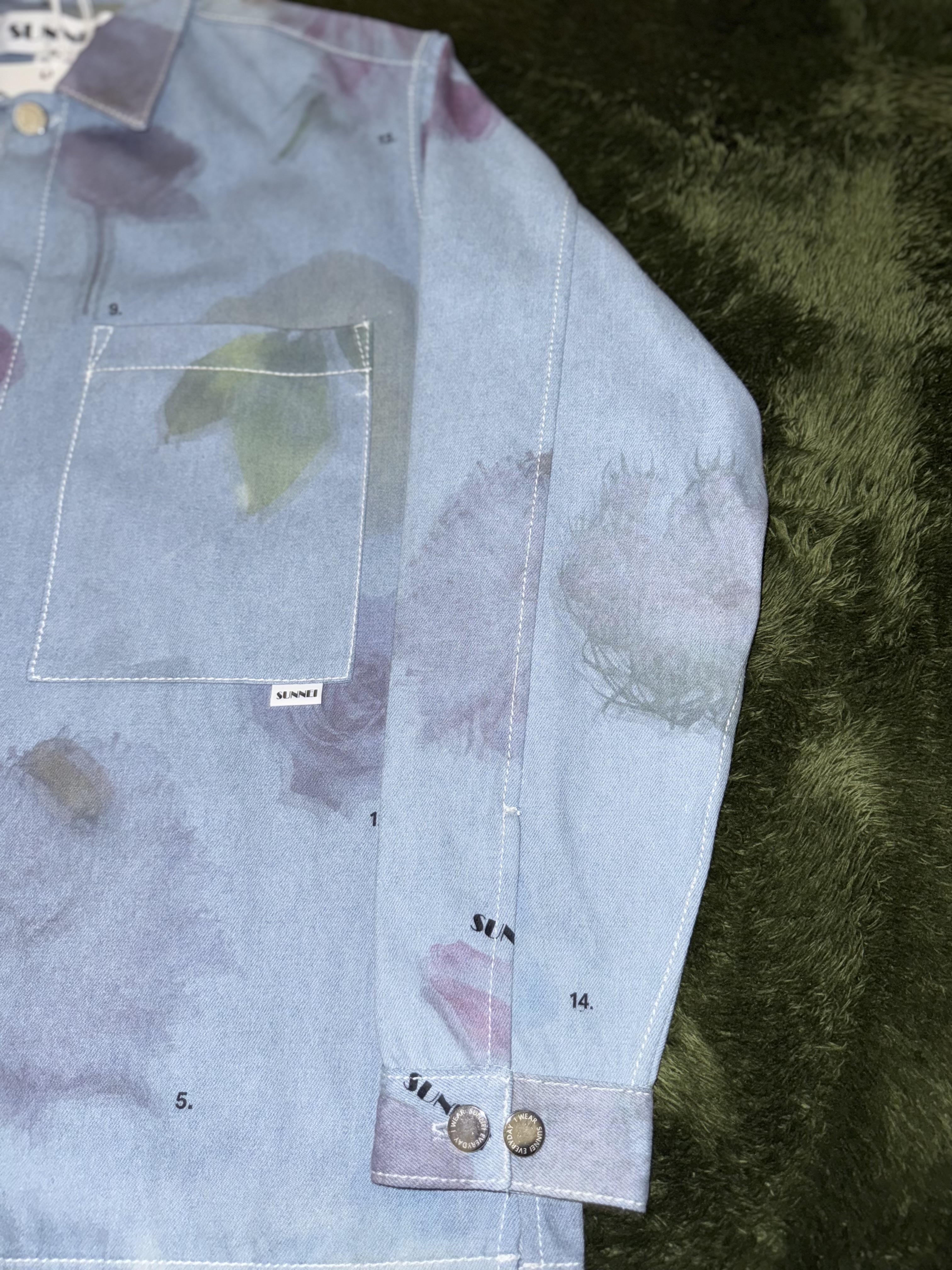 Sunnei Floral Printed Denim Shirt Light Wash 착용 스타일 - 4