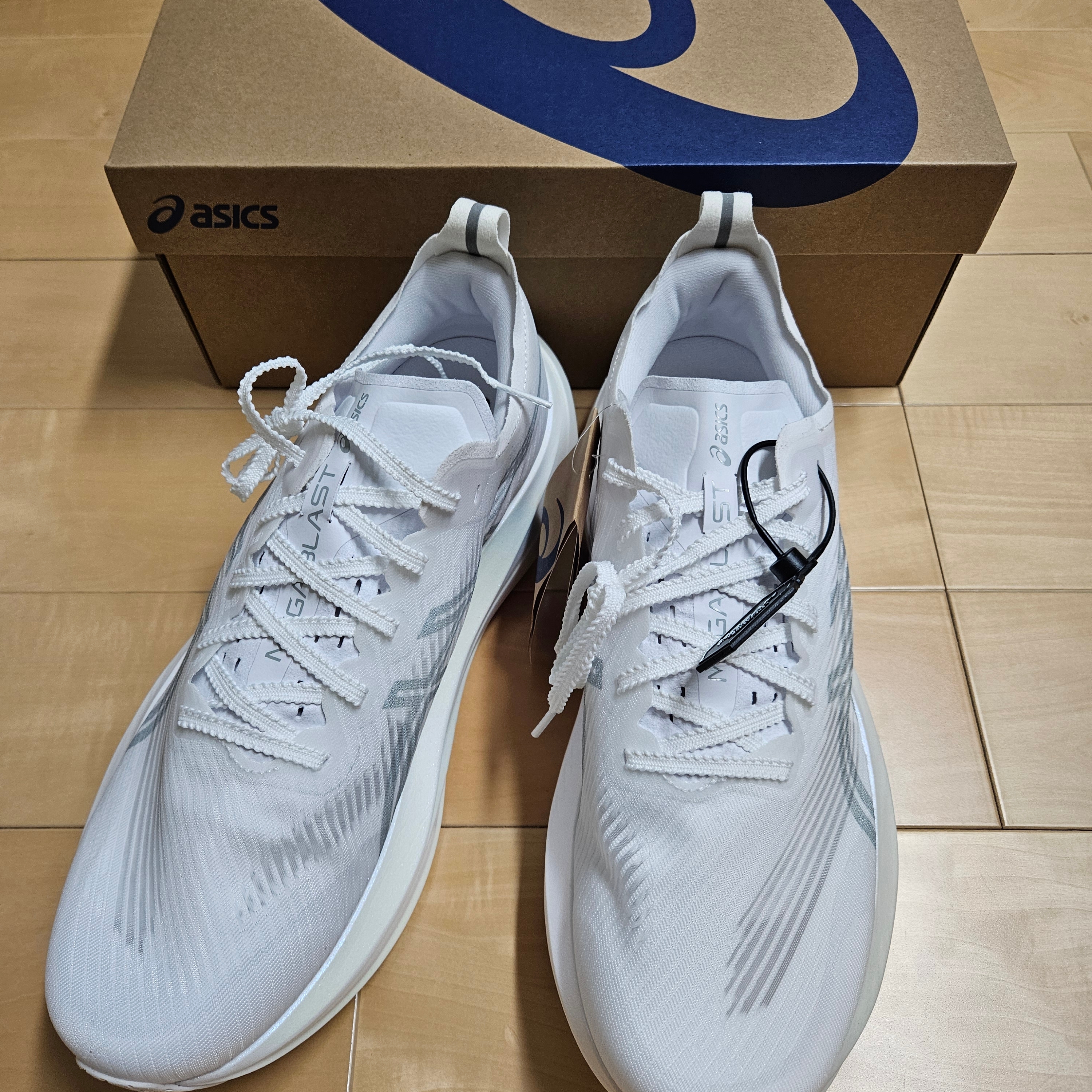 Asics Megablast White Piedmont Grey 착용 스타일 - 2