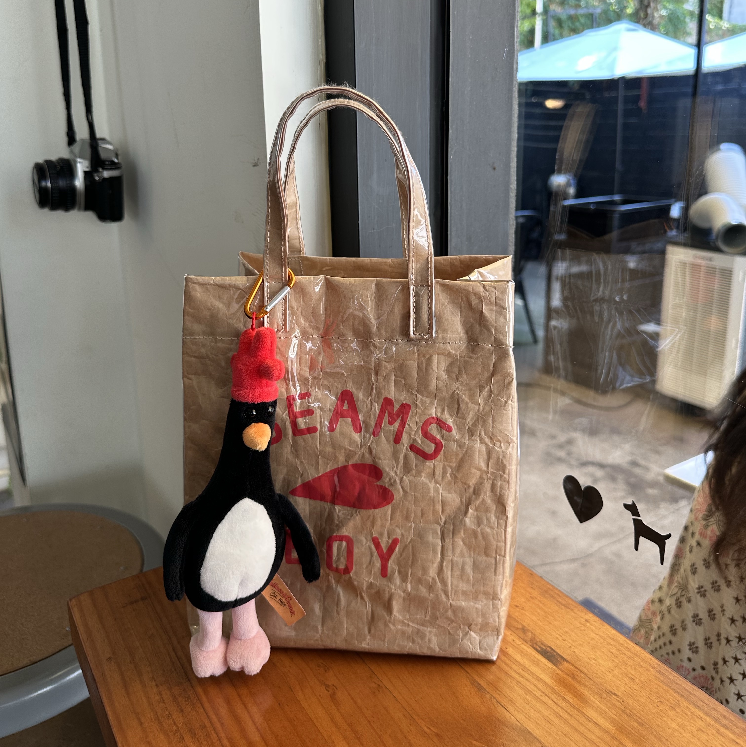 Beams Boy Logo Shopping Bag Beige 착용 스타일
