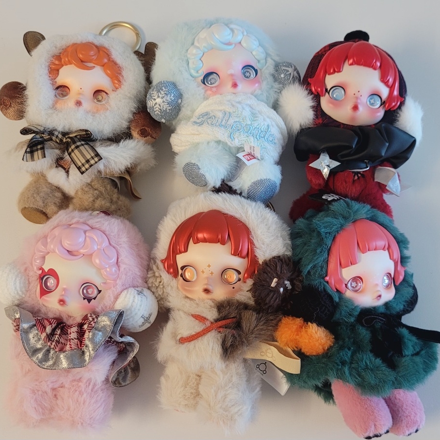 Pop Mart Skullpanda Winter Symphony Series Keyring Sealed Case (6 Blind Boxes) 착용 스타일