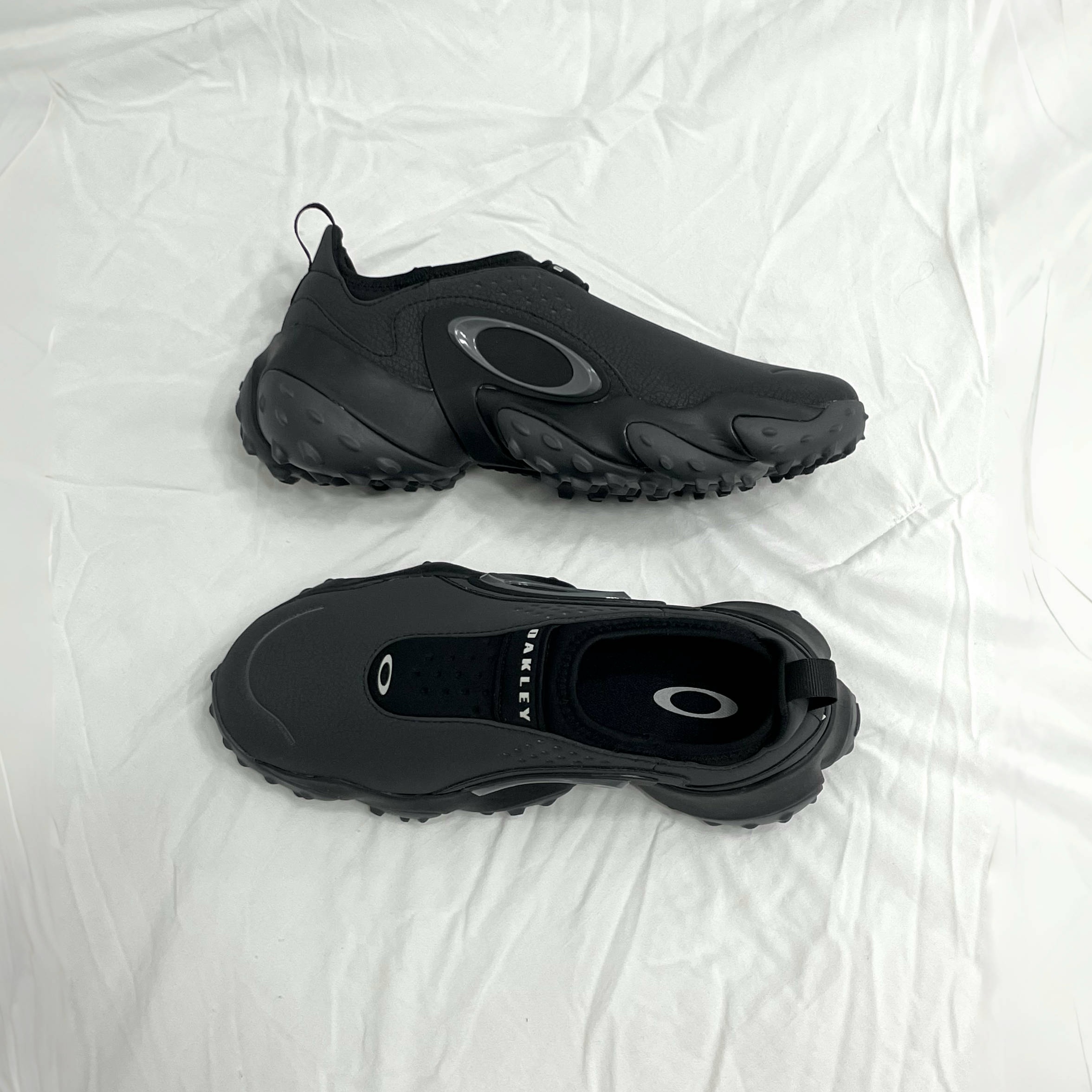 Oakley Edge Icon Blackout 착용 스타일 - 1