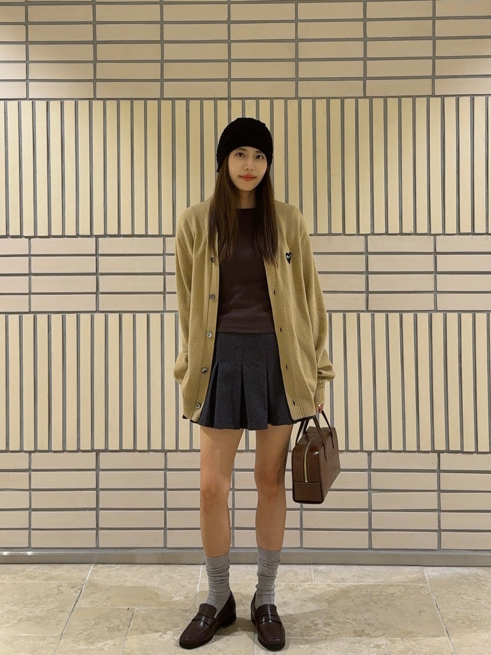 Play Comme des Garcons Black Heart Knit Cardigan Beige 착용 스타일 - 2
