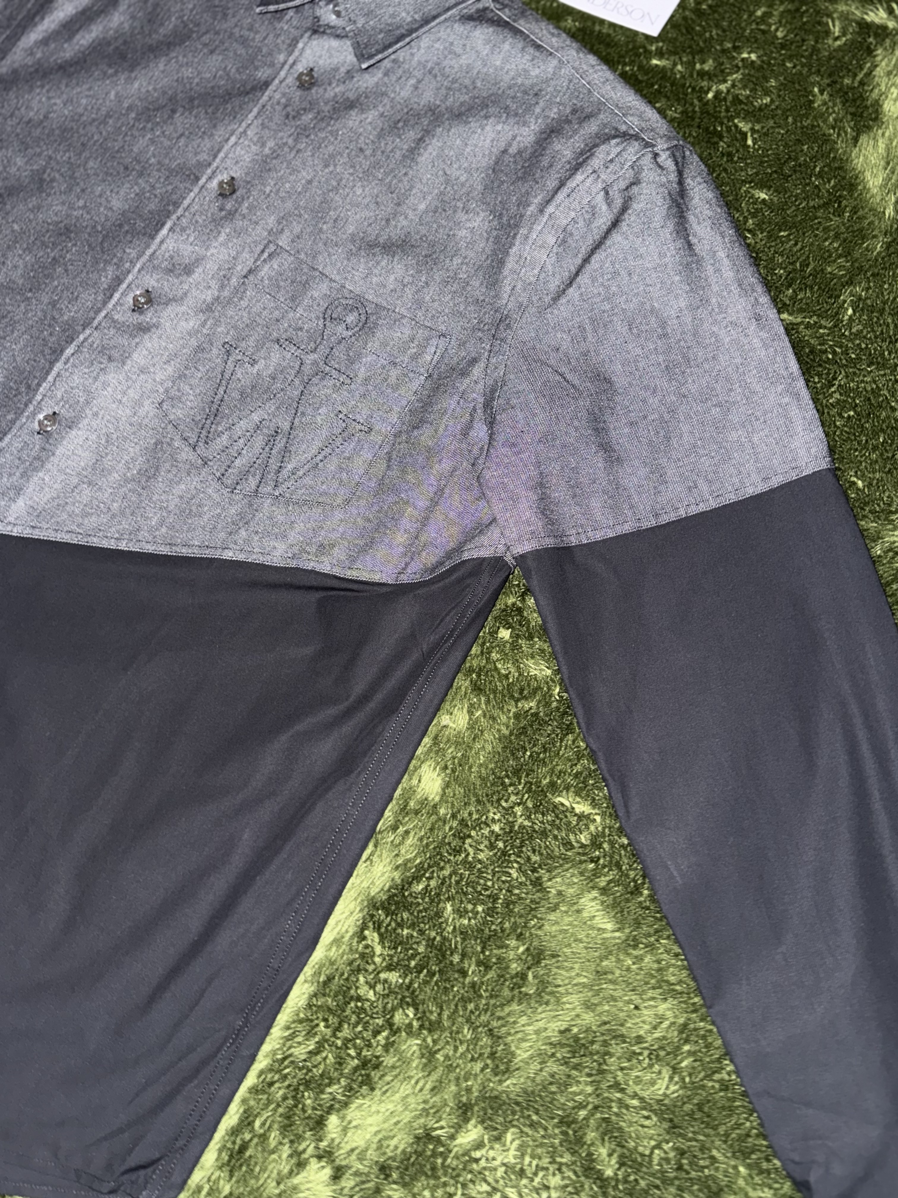 JW Anderson Two Tone Classic Fit Shirt Chambray Black 착용 스타일 - 6