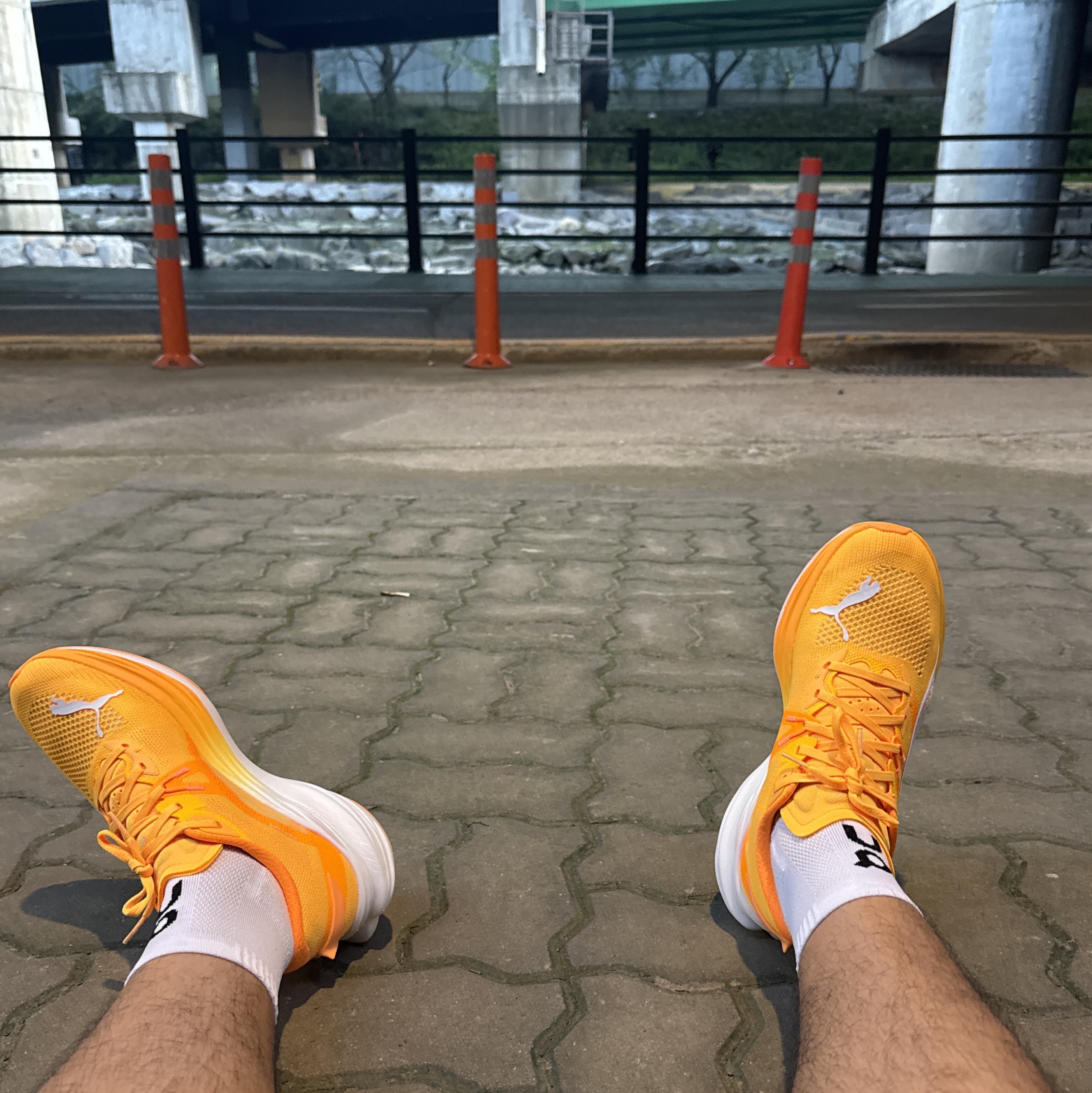 Puma Deviate Nitro 3 Wide Sun Stream Heat Fire, On Running Performance Mid Socks White Ivory 착용 스타일
