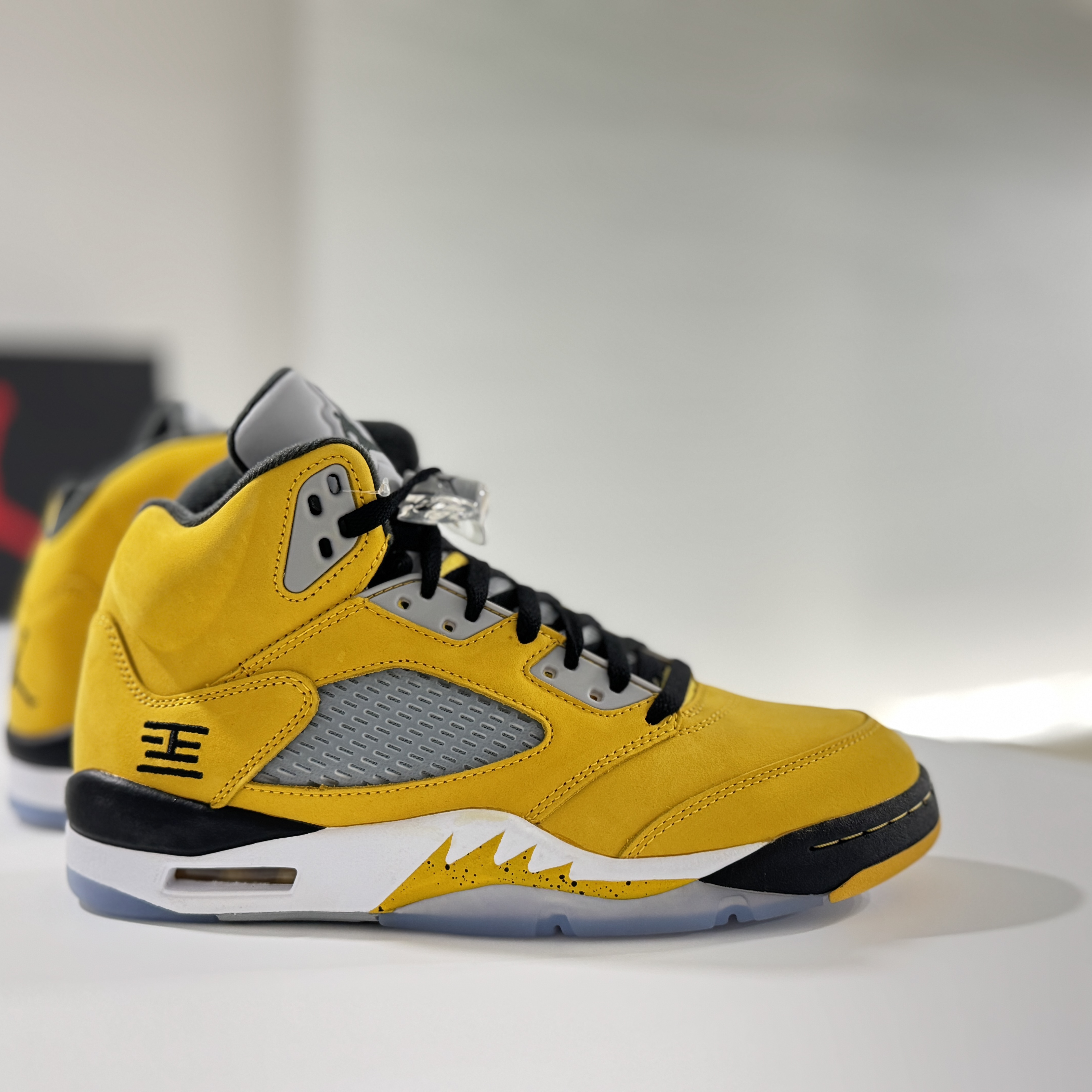 Jordan 5 Retro Varsity Maize and Wolf Grey 착용 스타일 - 1