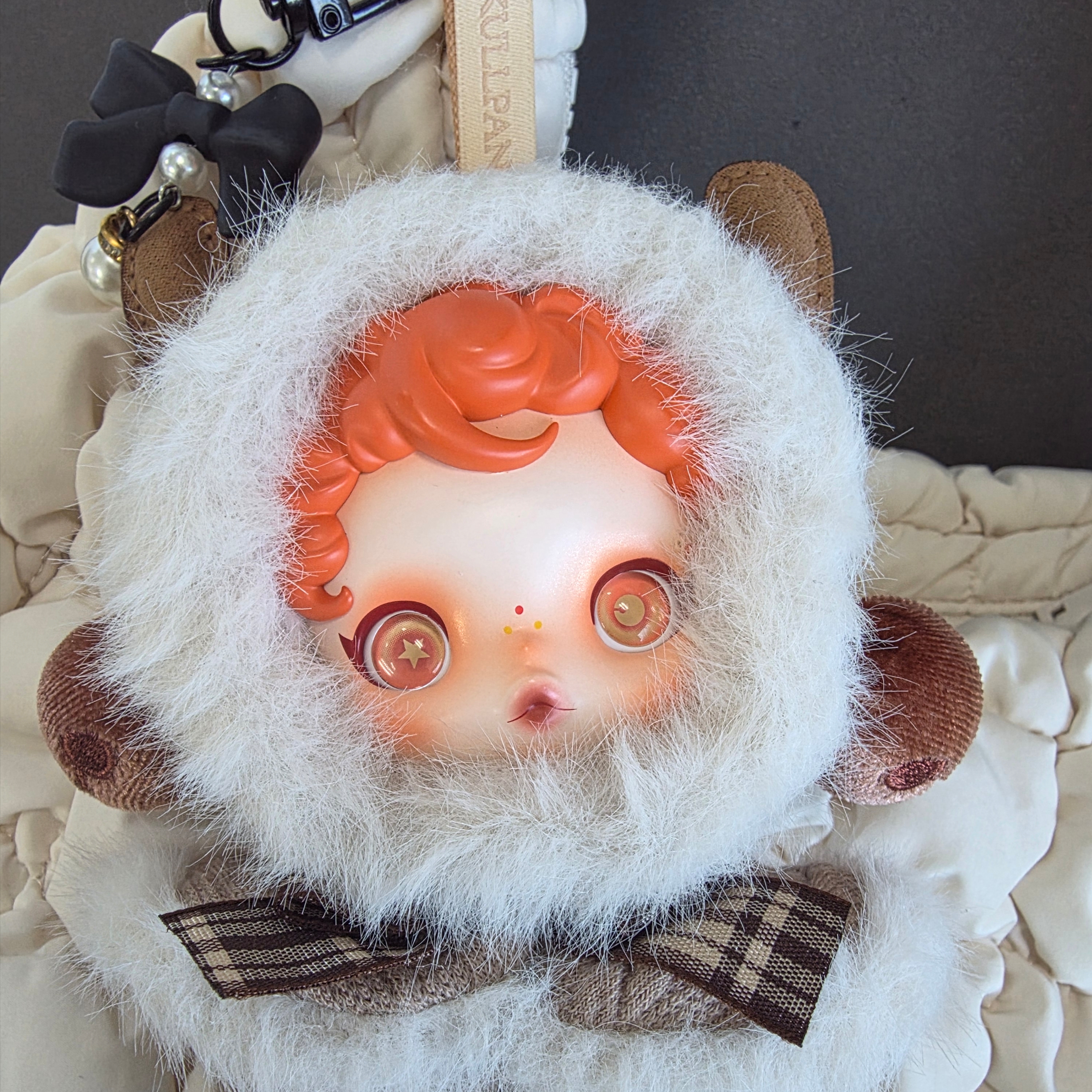 Pop Mart Skullpanda Winter Symphony Series Keyring Wanderer's Tune (Opened Case) 착용 스타일